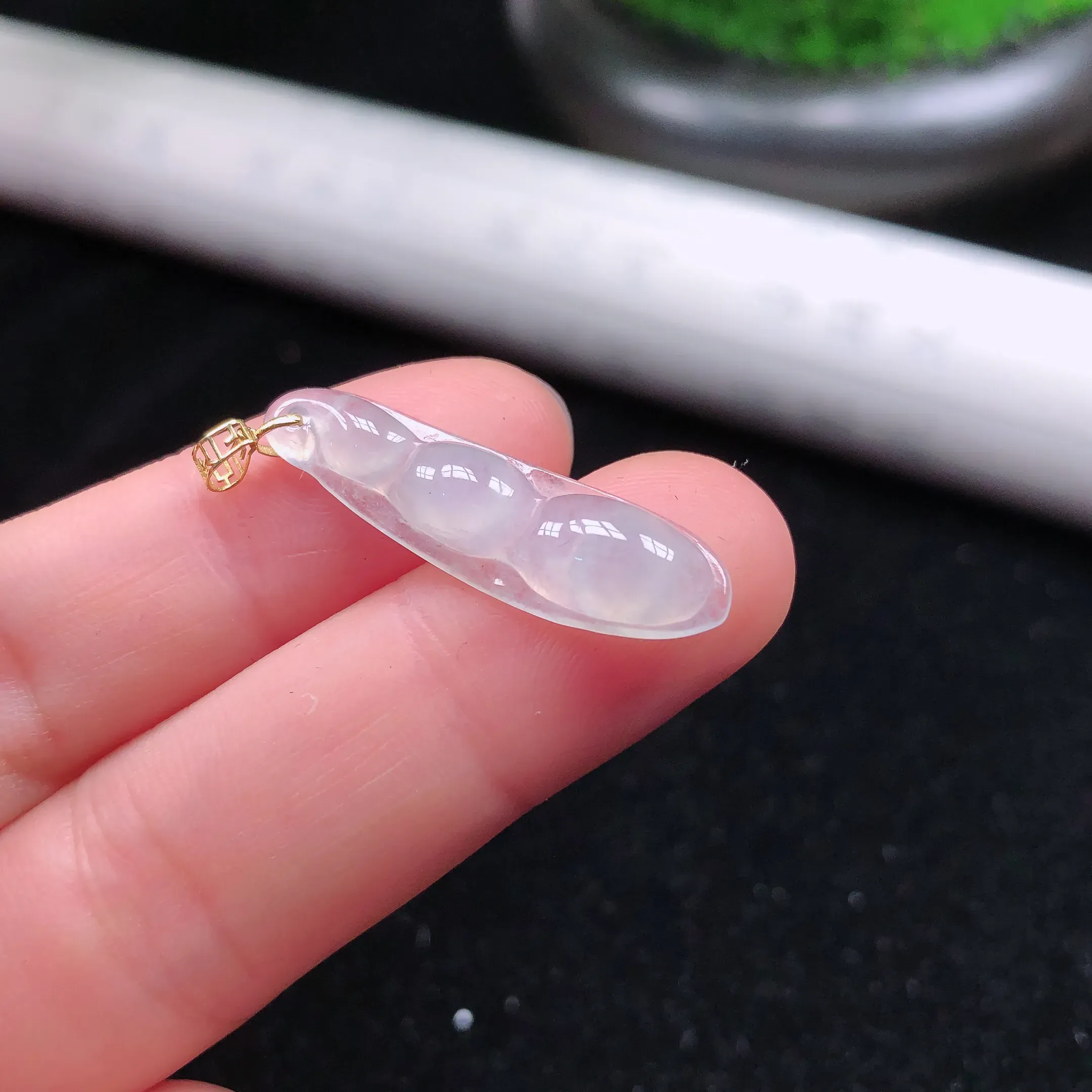 天然翡翠冰种四季豆吊坠，镶嵌18k金，水头好，尺寸：30.6×8.5×4.3