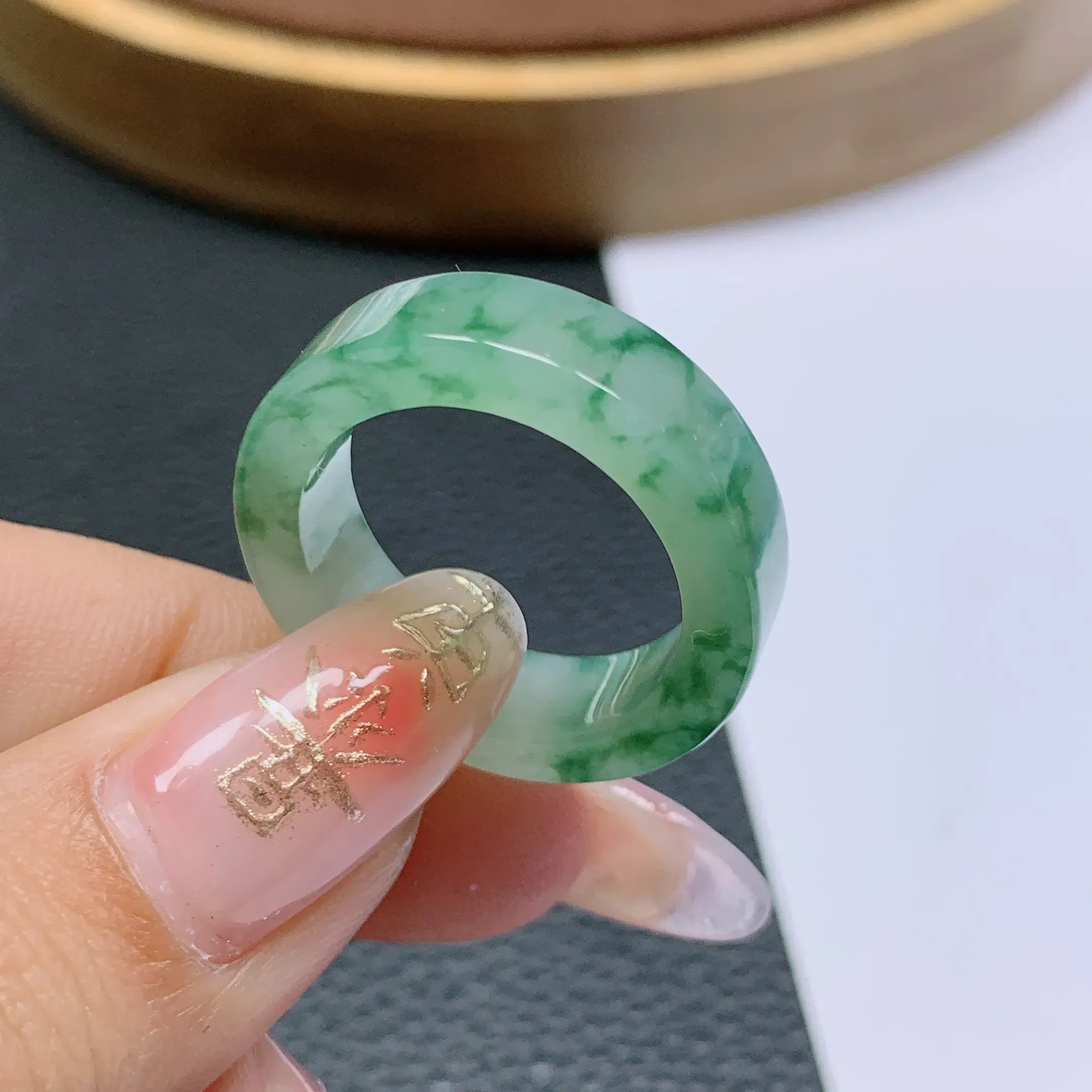 天然a货翡翠，水润飘花指环，。玉质细腻，形体漂亮，色彩迷人，水润精致，佩戴效果好