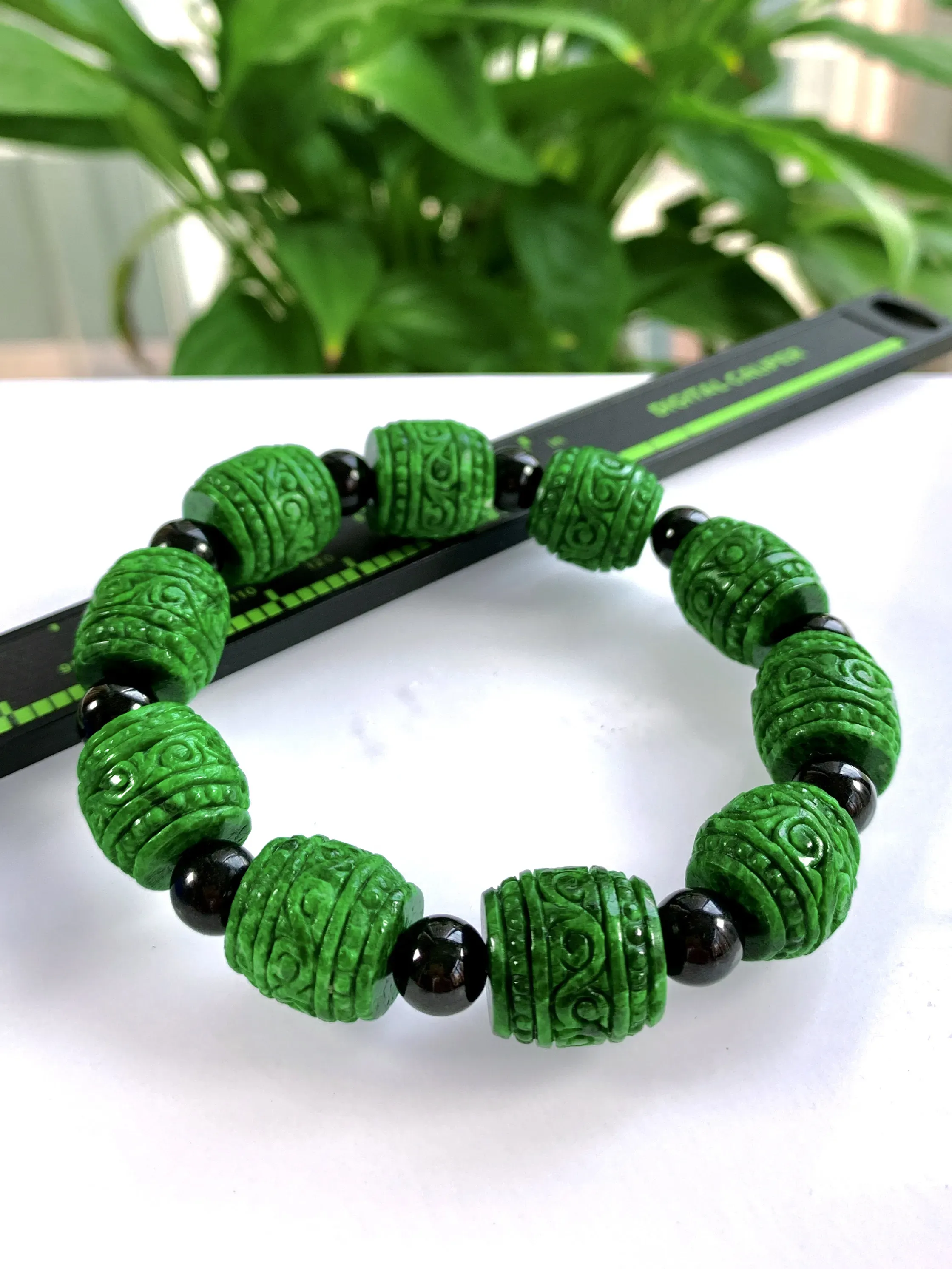 缅甸天然翡翠A货，水润满绿辣绿仿古雕花路路通手串手链，尺寸：取一14/13.8mm/10颗，重量60g，温馨提示：黑色配珠是天然墨翠圆珠。