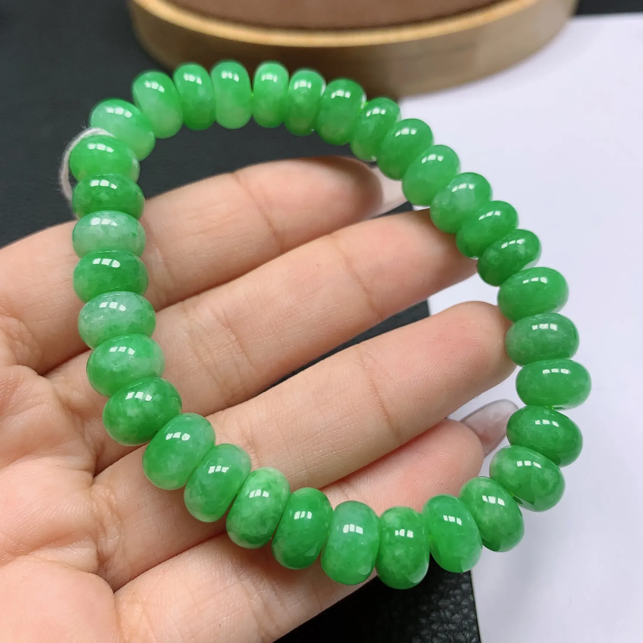 天然a货翡翠，水润满绿圆珠手串。玉质细腻，形体漂亮，色彩迷人，水润精致，佩戴效果好