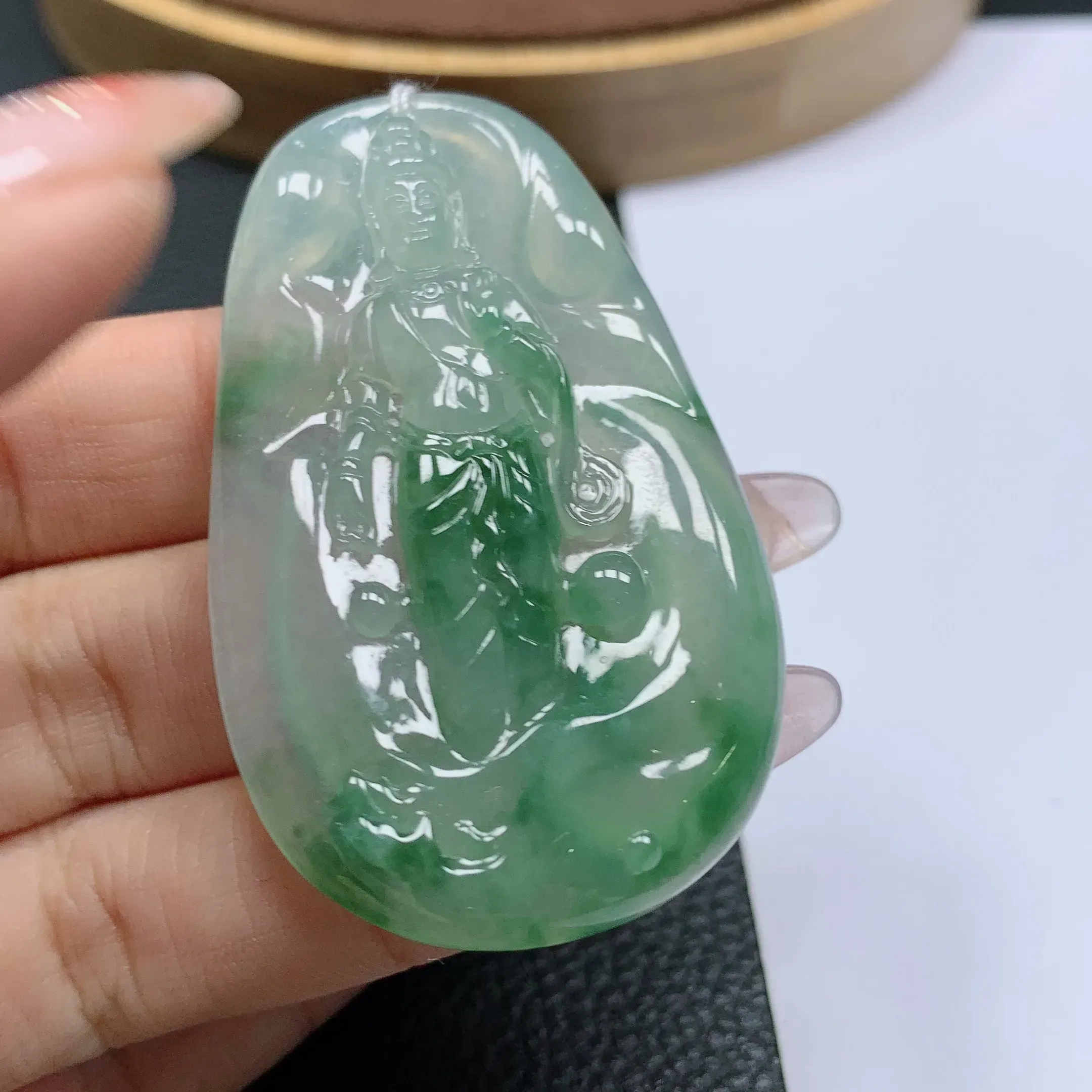 天然a货翡翠，水润飘绿观音挂件吊坠。玉质细腻，形体漂亮，色彩迷人，水润精致，佩戴效果好