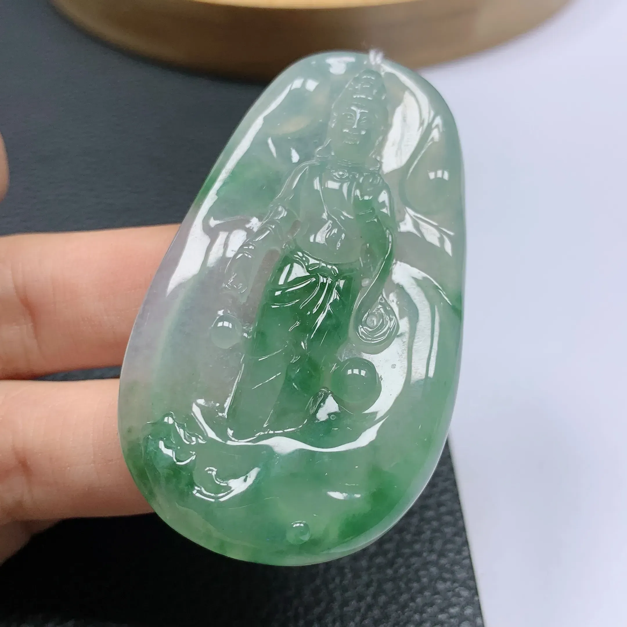 天然a货翡翠，水润飘绿观音挂件吊坠。玉质细腻，形体漂亮，色彩迷人，水润精致，佩戴效果好
