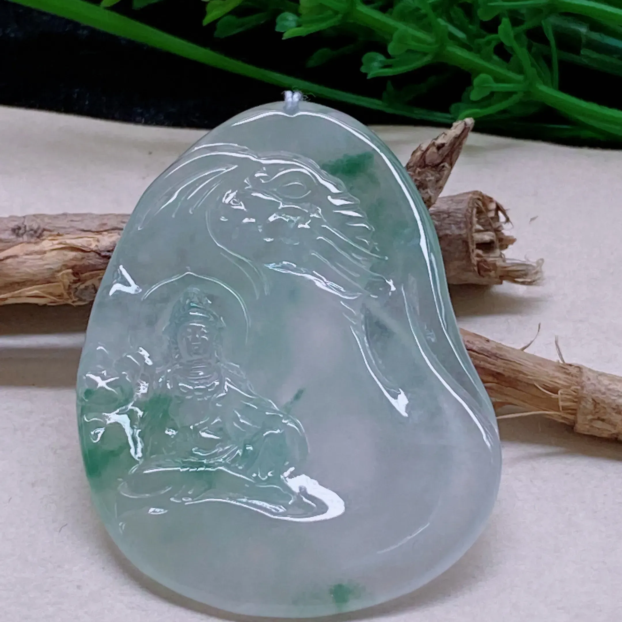 自然光实拍  水润精工冰透飘花普贤观音吊坠。玉质细腻莹润 雕工精湛，佩戴高雅大方   线条优美  z