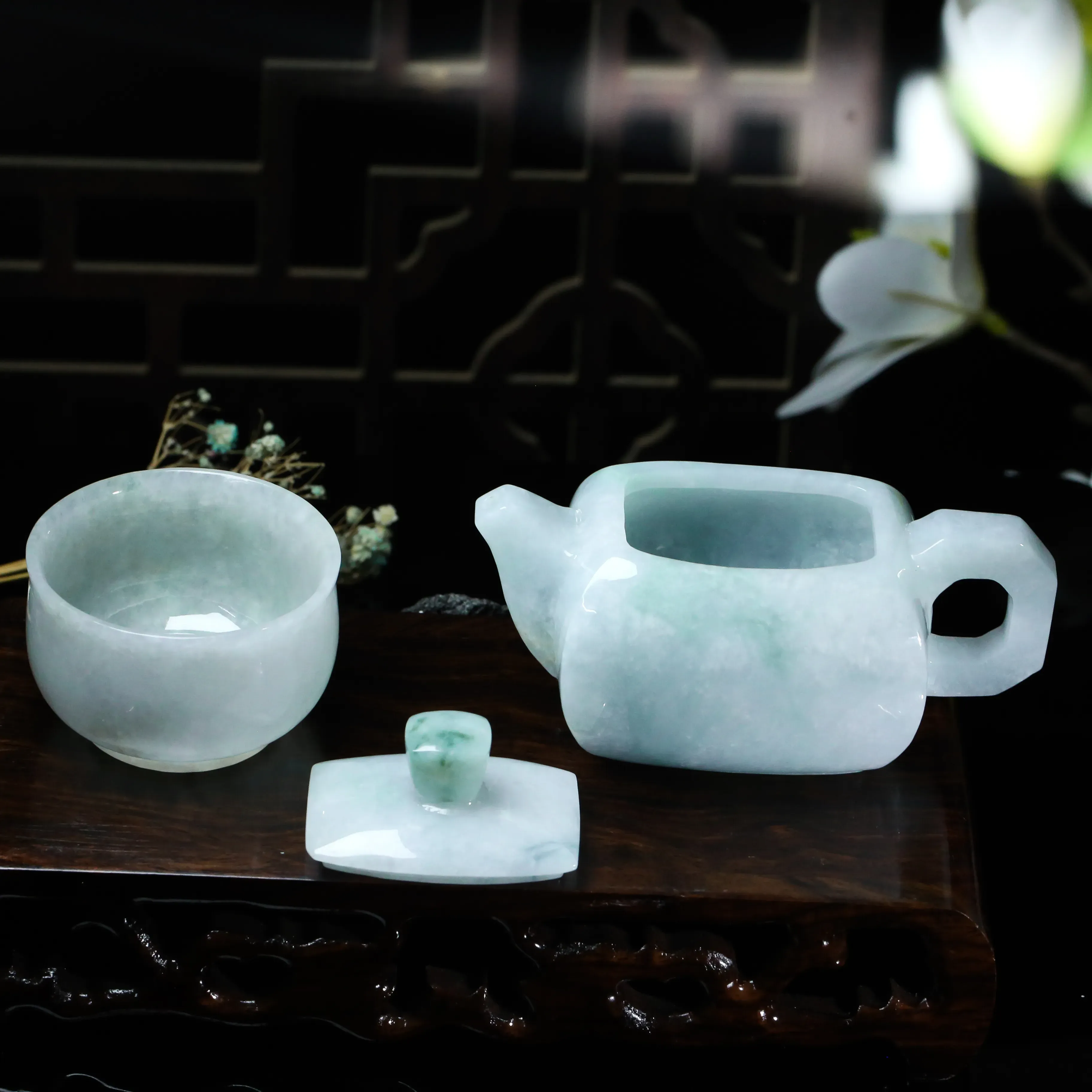 茶壶、茶杯翡翠摆件。手工雕刻，色泽清新，雕工精细。壶身尺寸：104.2*64.6*53.7mm