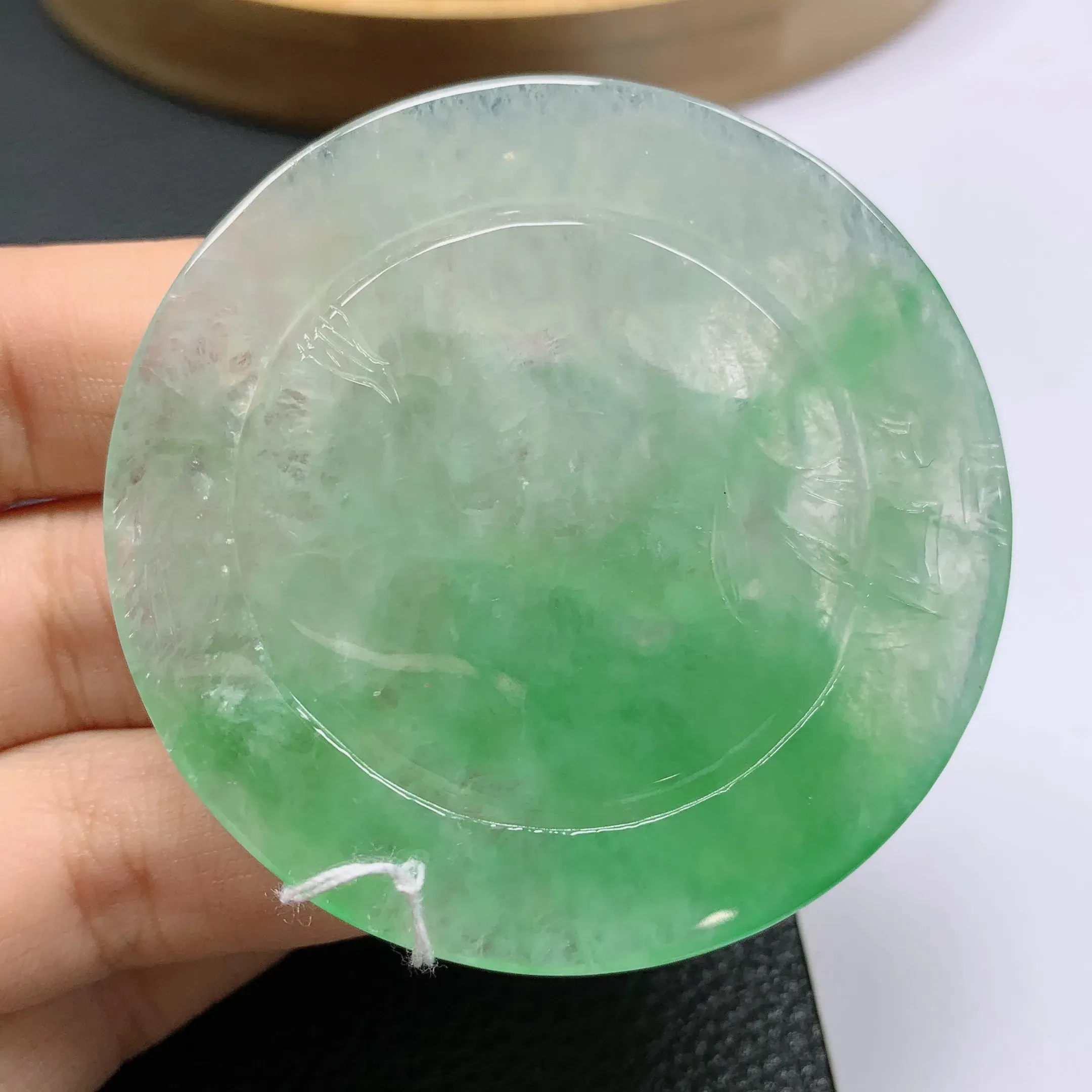 天然a货翡翠，水润飘绿马到成功挂件吊坠。玉质细腻，形体漂亮，色彩迷人，水润精致，佩戴效果好