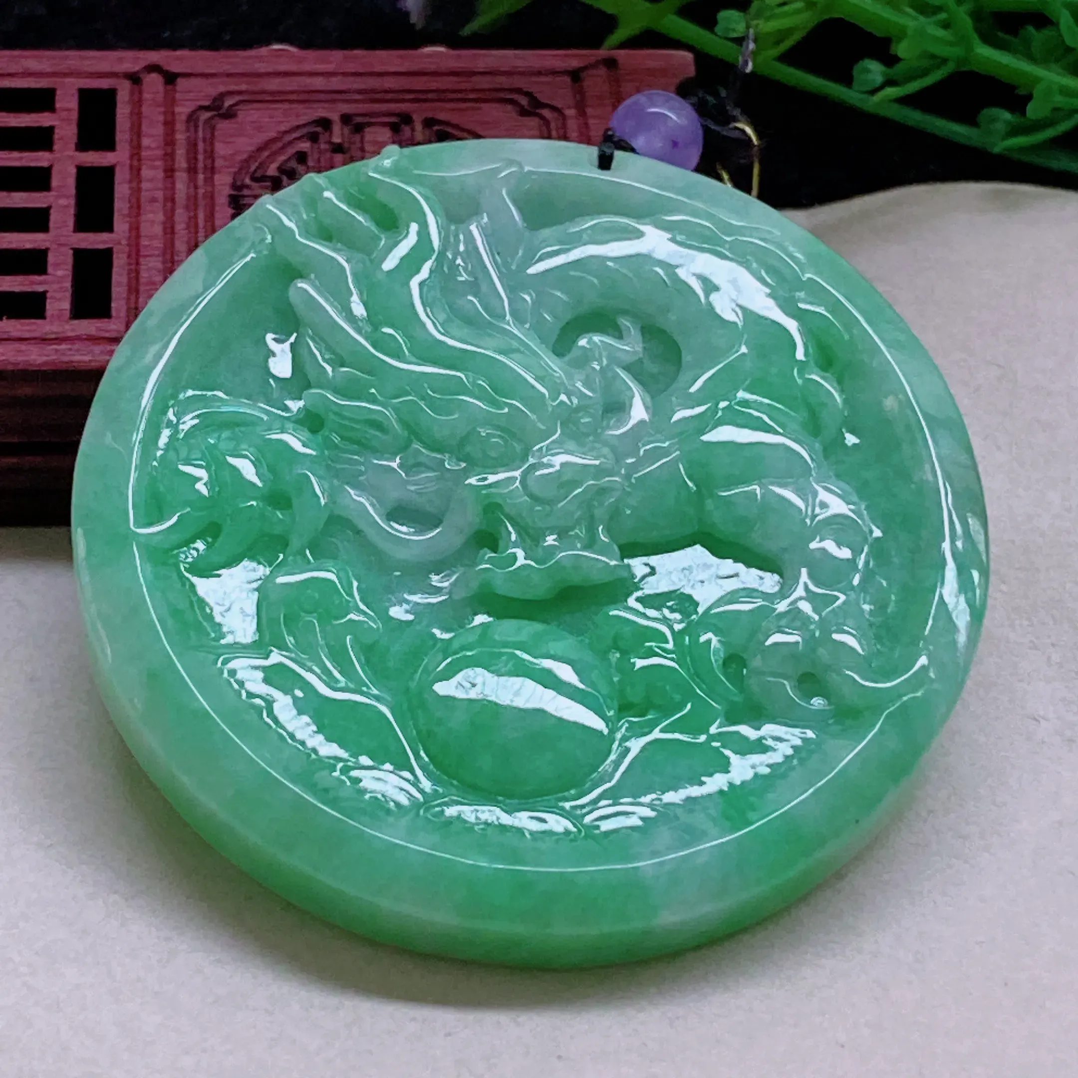 自然光实拍  水润精工冰透豆绿龙行天下龙牌吊坠。玉质细腻莹润 雕工精湛，佩戴高雅大方   线条优美 