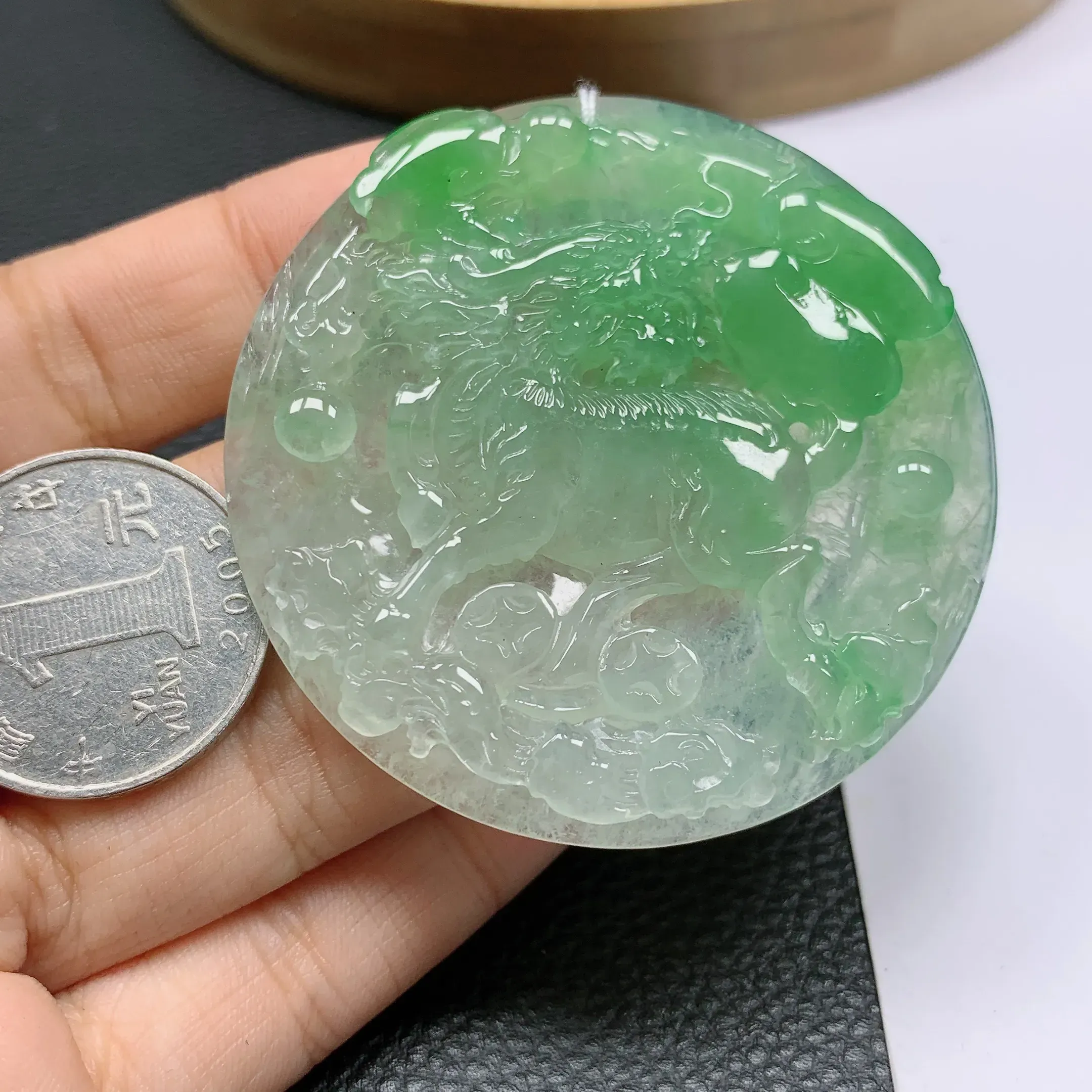 天然a货翡翠，水润飘绿马到成功挂件吊坠。玉质细腻，形体漂亮，色彩迷人，水润精致，佩戴效果好