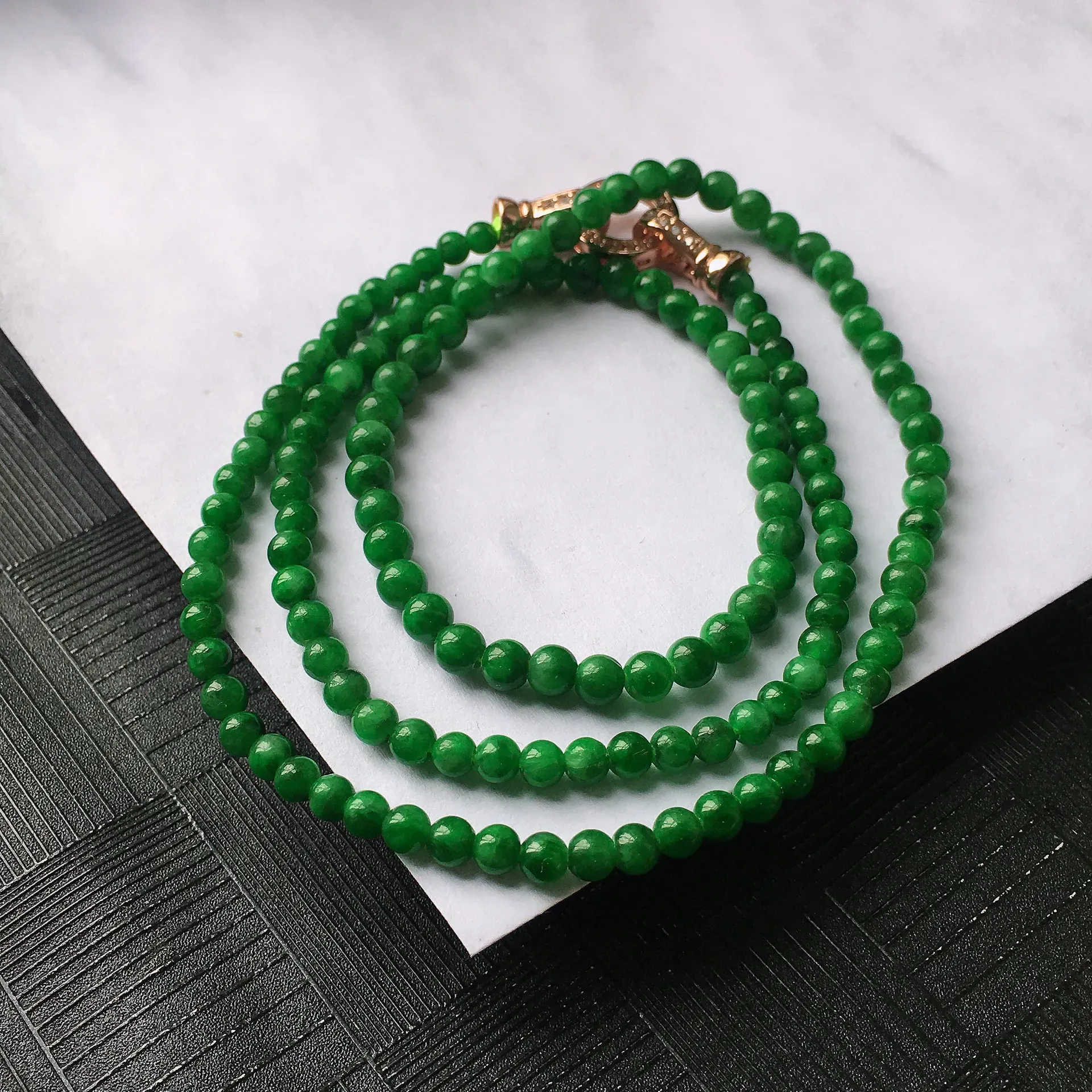 天然A货翡翠满阳绿圆珠项链，种水好玉质细腻温润，颜色漂亮。尺寸：取大 4.6mm 取小 3.6mm 
