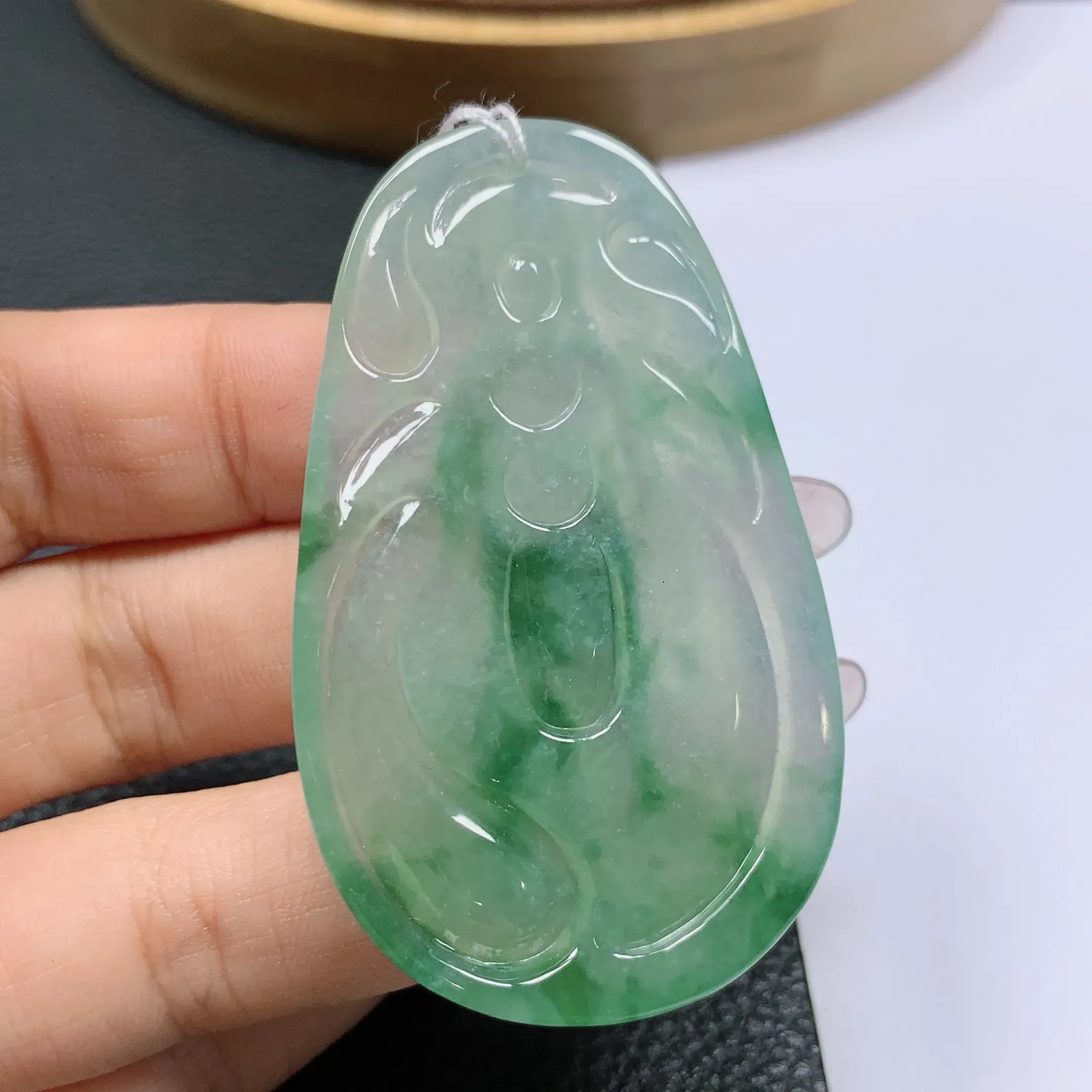 天然a货翡翠，水润飘绿观音挂件吊坠。玉质细腻，形体漂亮，色彩迷人，水润精致，佩戴效果好