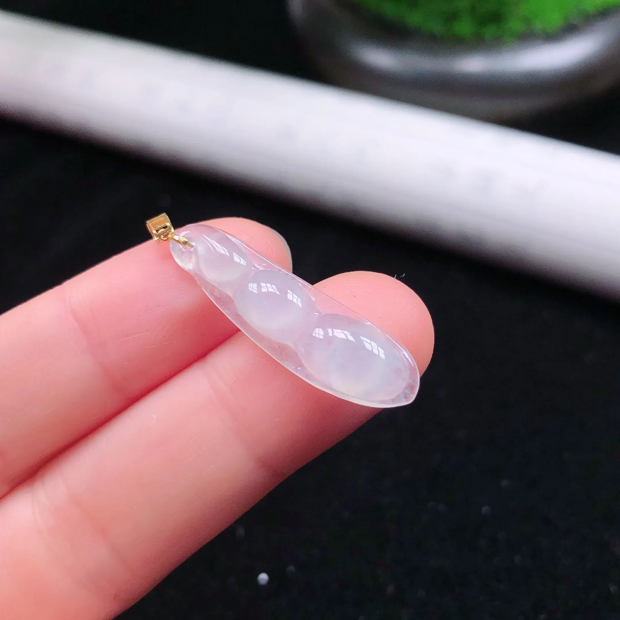 天然翡翠冰种四季豆吊坠，镶嵌18k金，水头好，尺寸：30.6×8.5×4.3
