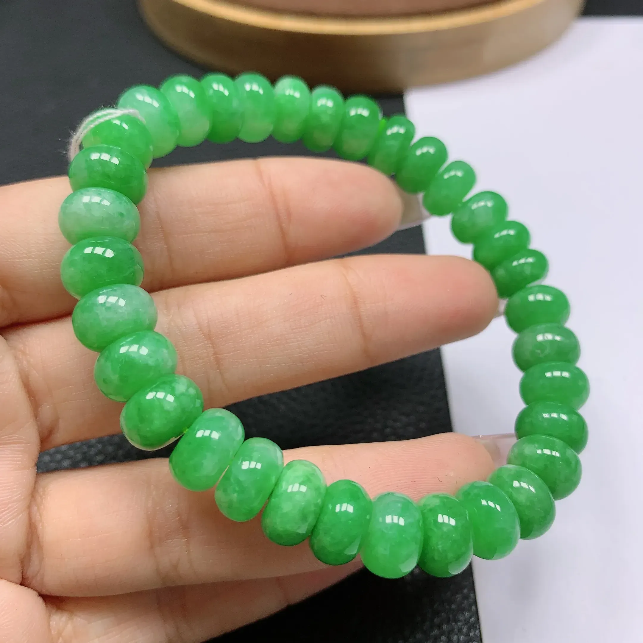 天然a货翡翠，水润满绿圆珠手串。玉质细腻，形体漂亮，色彩迷人，水润精致，佩戴效果好