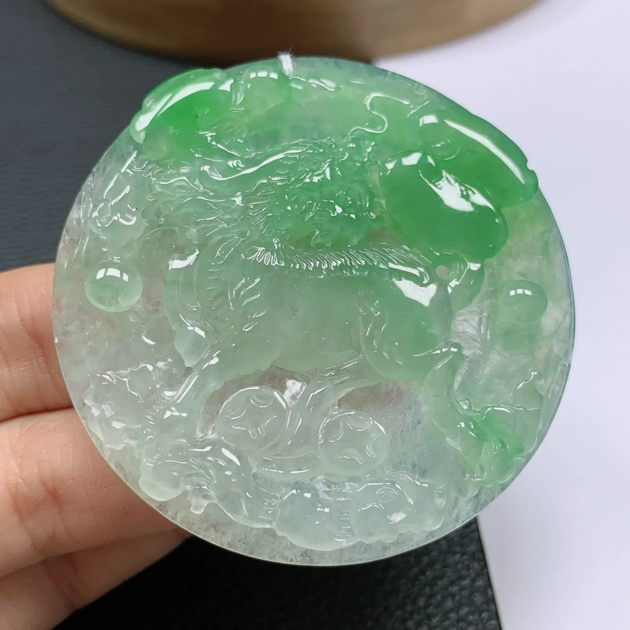 天然a货翡翠，水润飘绿马到成功挂件吊坠。玉质细腻，形体漂亮，色彩迷人，水润精致，佩戴效果好