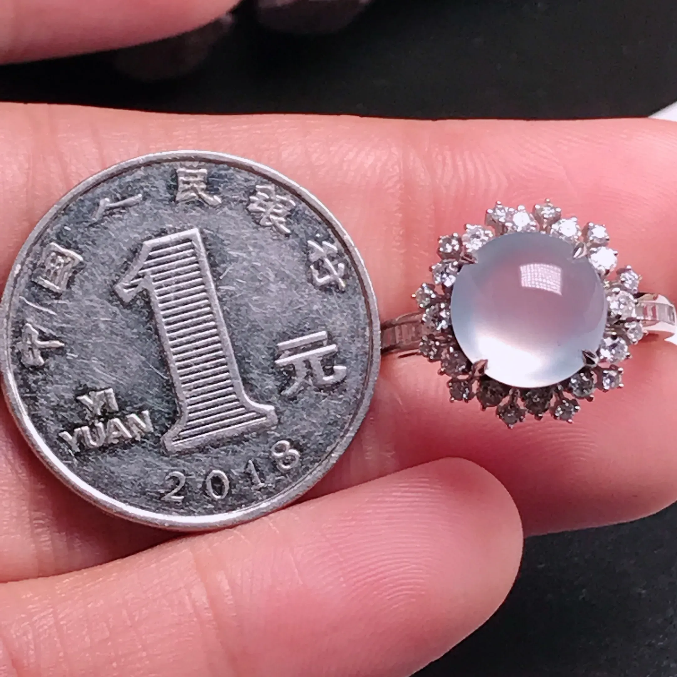 严选推荐戒指，老坑冰种蛋面戒指，18k金钻镶嵌而成，底子细腻，品相佳，佩戴效果出众，尽显气质。种水很好，盈润通透，起强玻璃光泽，价值不菲，高收藏传承价值，高性价比，值得入手品鉴。裸石尺寸约9.6-9.6毫米