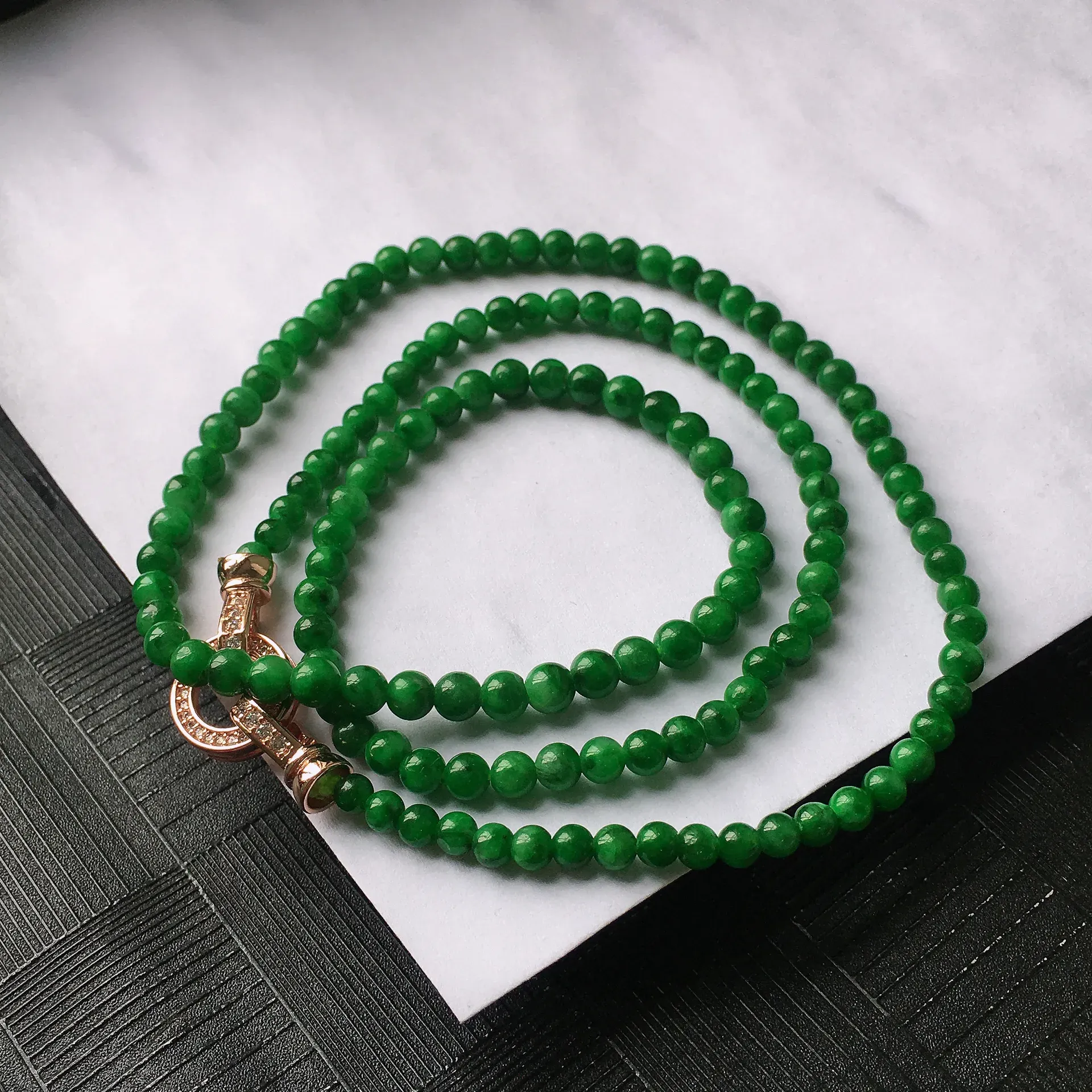 天然A货翡翠满阳绿圆珠项链，种水好玉质细腻温润，颜色漂亮。尺寸：取大 4.6mm 取小 3.6mm 项链周长：55.5cm