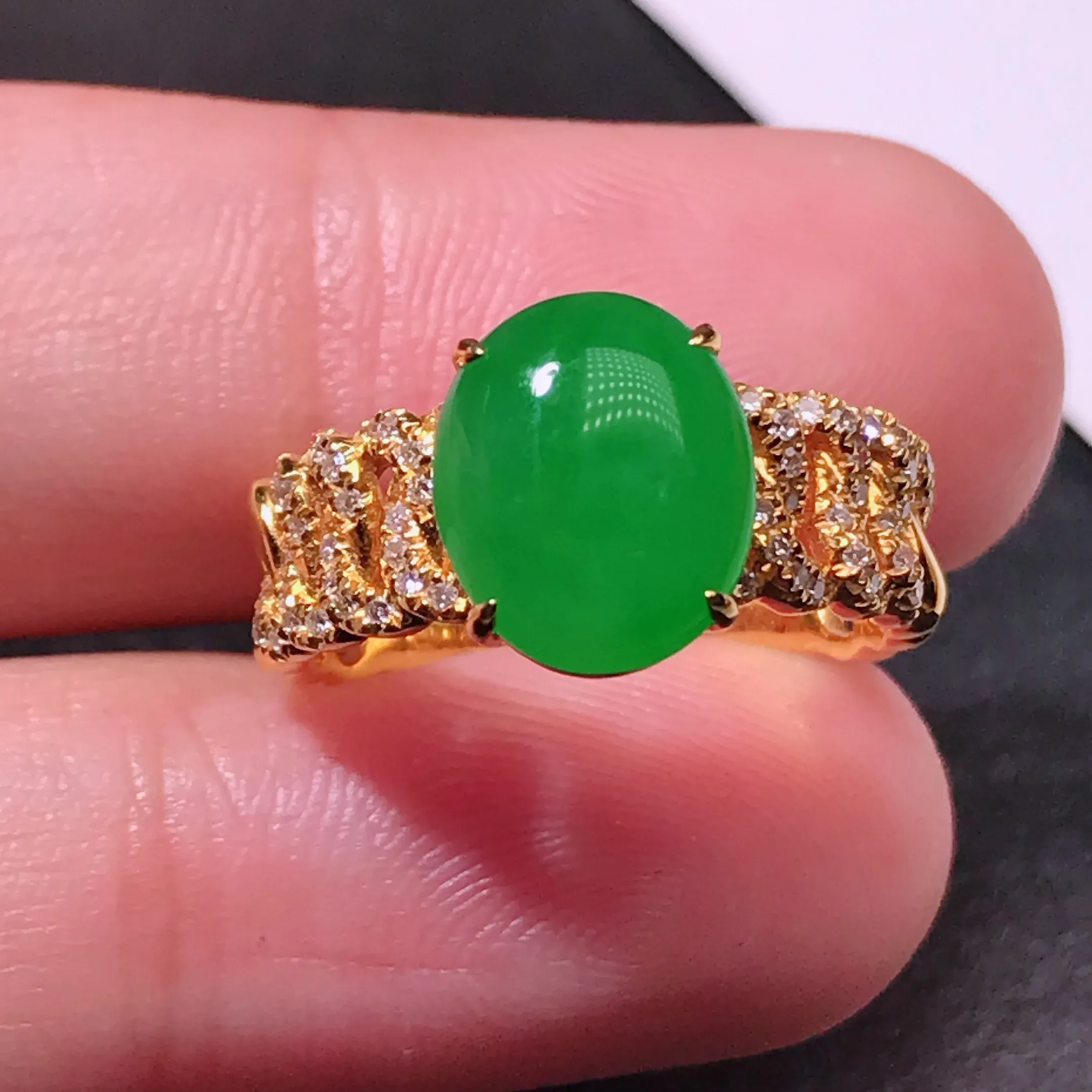 严选推荐戒指，老坑冰种阳绿满色蛋面戒指，18k金钻镶嵌而成，底子细腻，品相佳，佩戴效果出众，尽