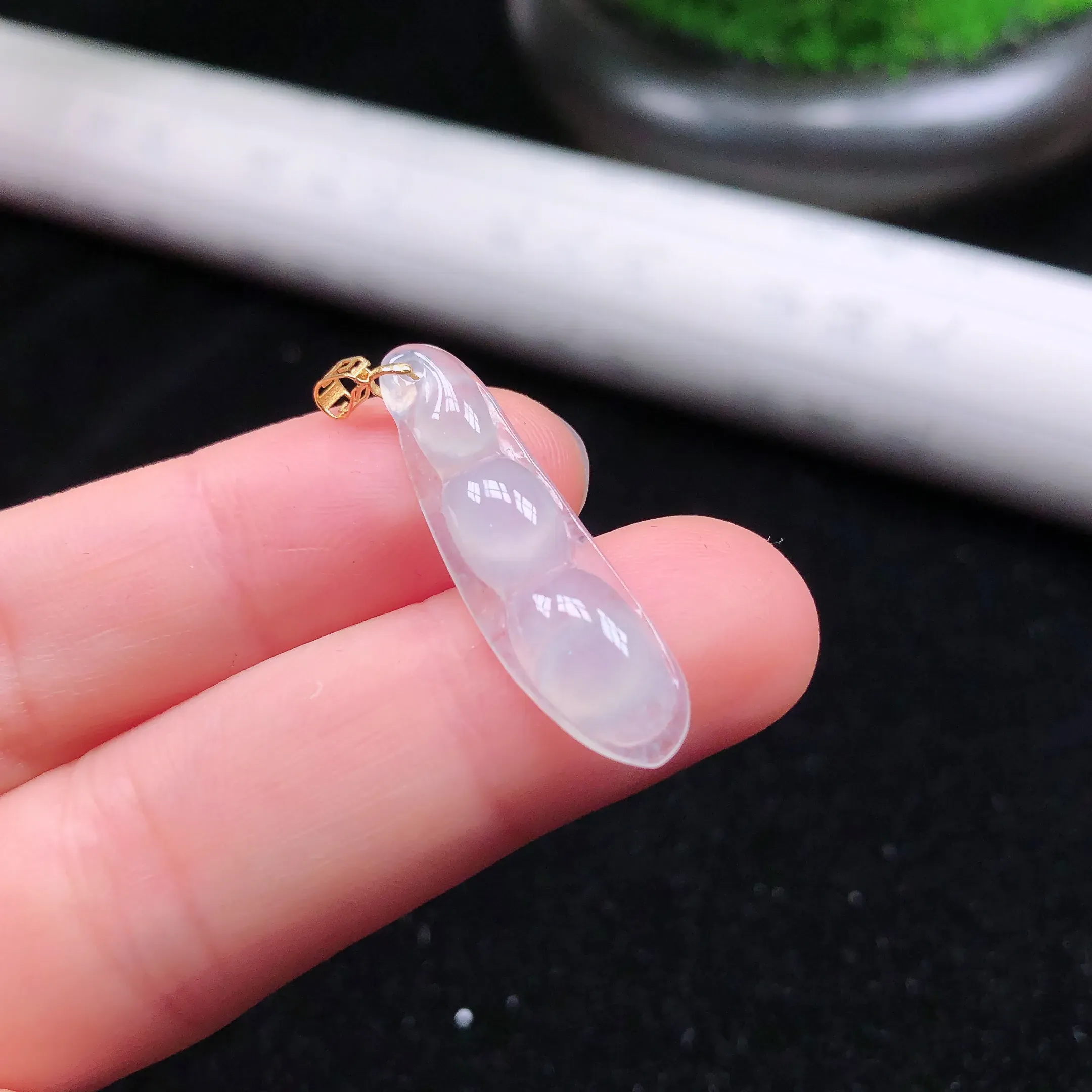 天然翡翠冰种四季豆吊坠，镶嵌18k金，水头好，尺寸：30.6×8.5×4.3