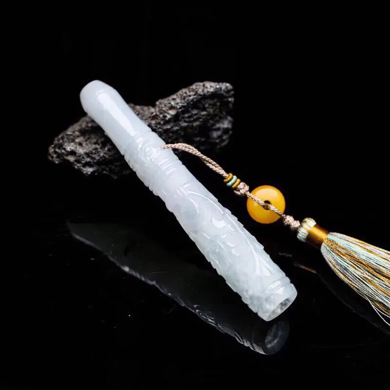 推荐款雕花烟嘴翡翠。简约大气，便于随身携带，雕琢细致，配珠为饰珠，尺寸89*13.4mm