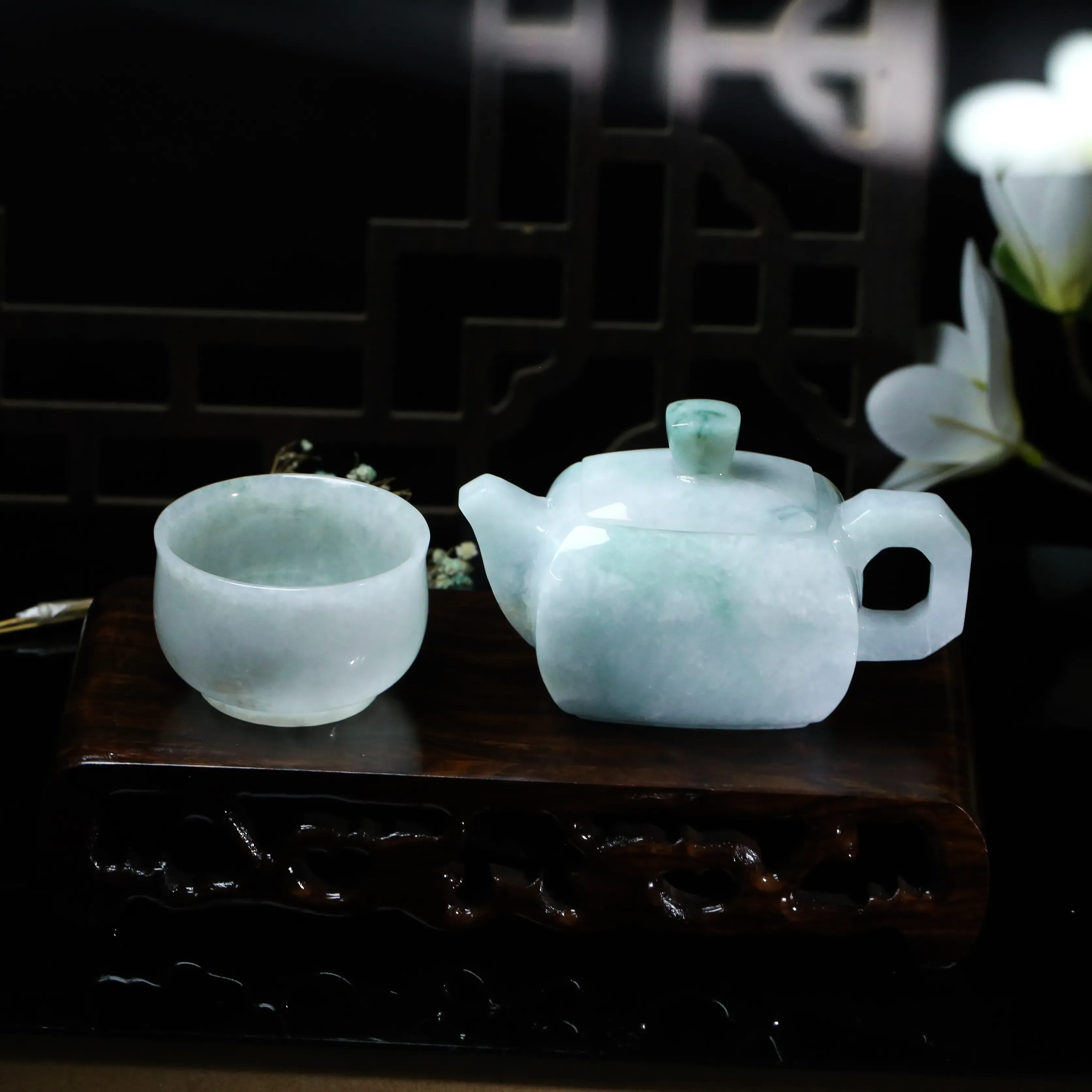 茶壶、茶杯翡翠摆件。手工雕刻，色泽清新，雕工精细。壶身尺寸：104.2*64.6*53.7mm，配送精美底座！
