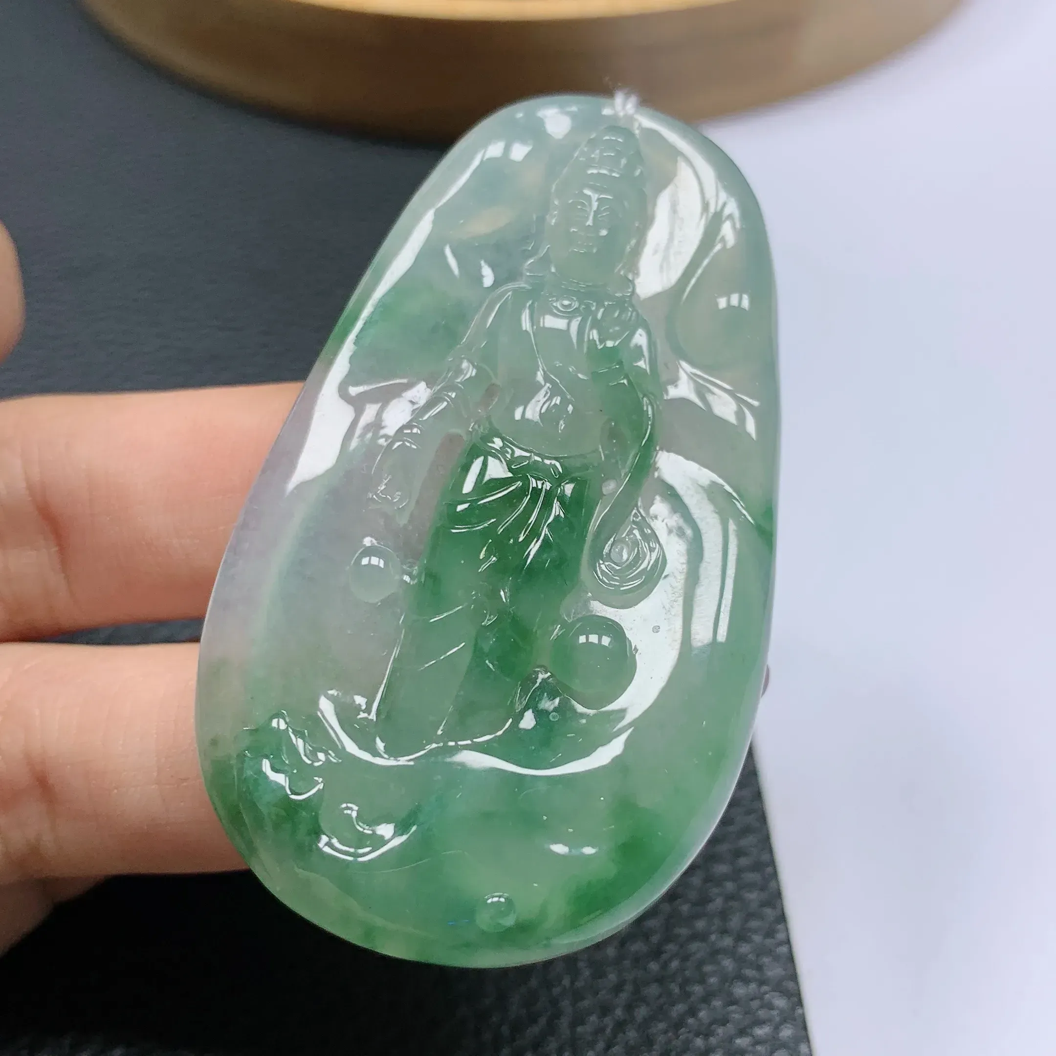 天然a货翡翠，水润飘绿观音挂件吊坠。玉质细腻，形体漂亮，色彩迷人，水润精致，佩戴效果好