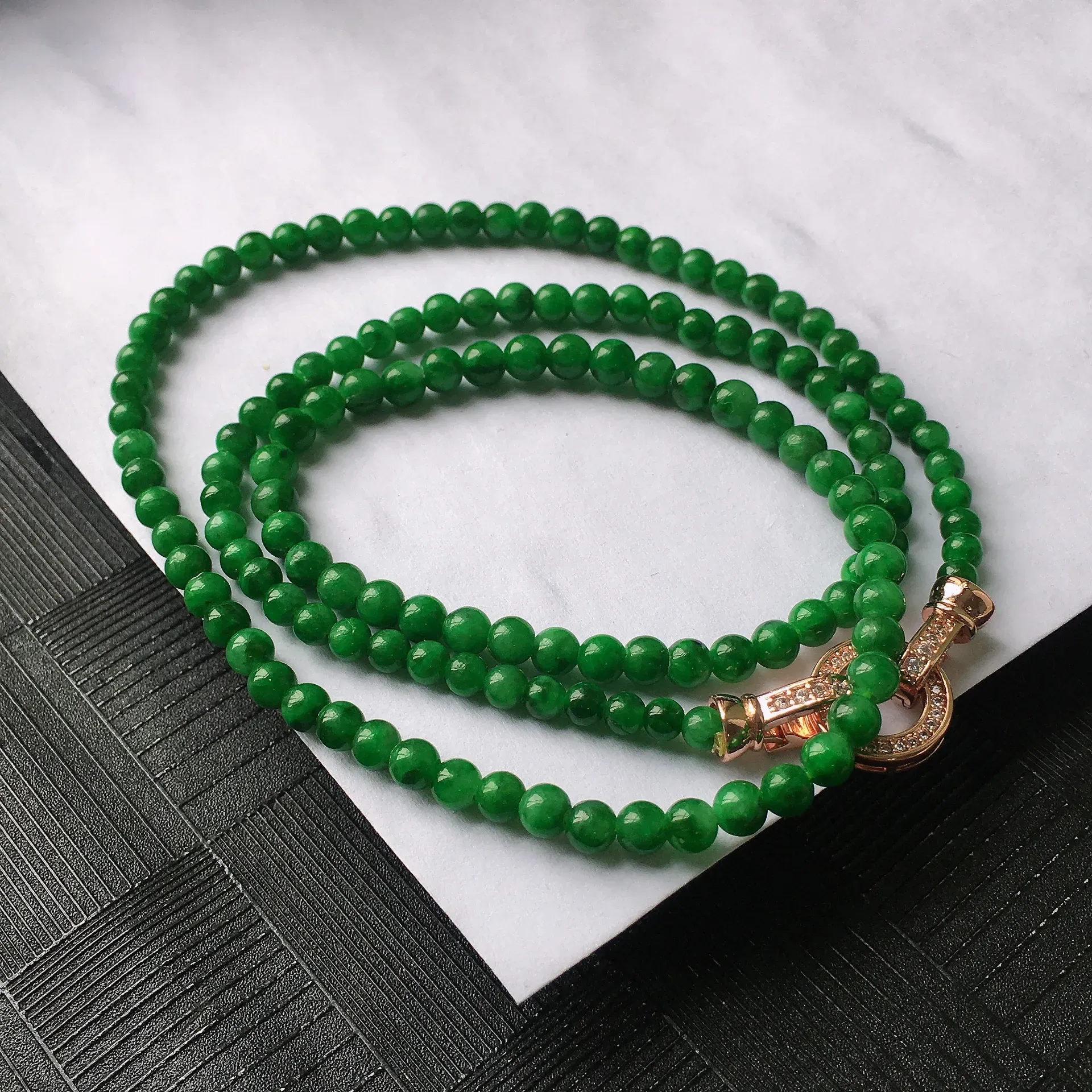 天然A货翡翠满阳绿圆珠项链，种水好玉质细腻温润，颜色漂亮。尺寸：取大 4.6mm 取小 3.6mm 项链周长：55.5cm