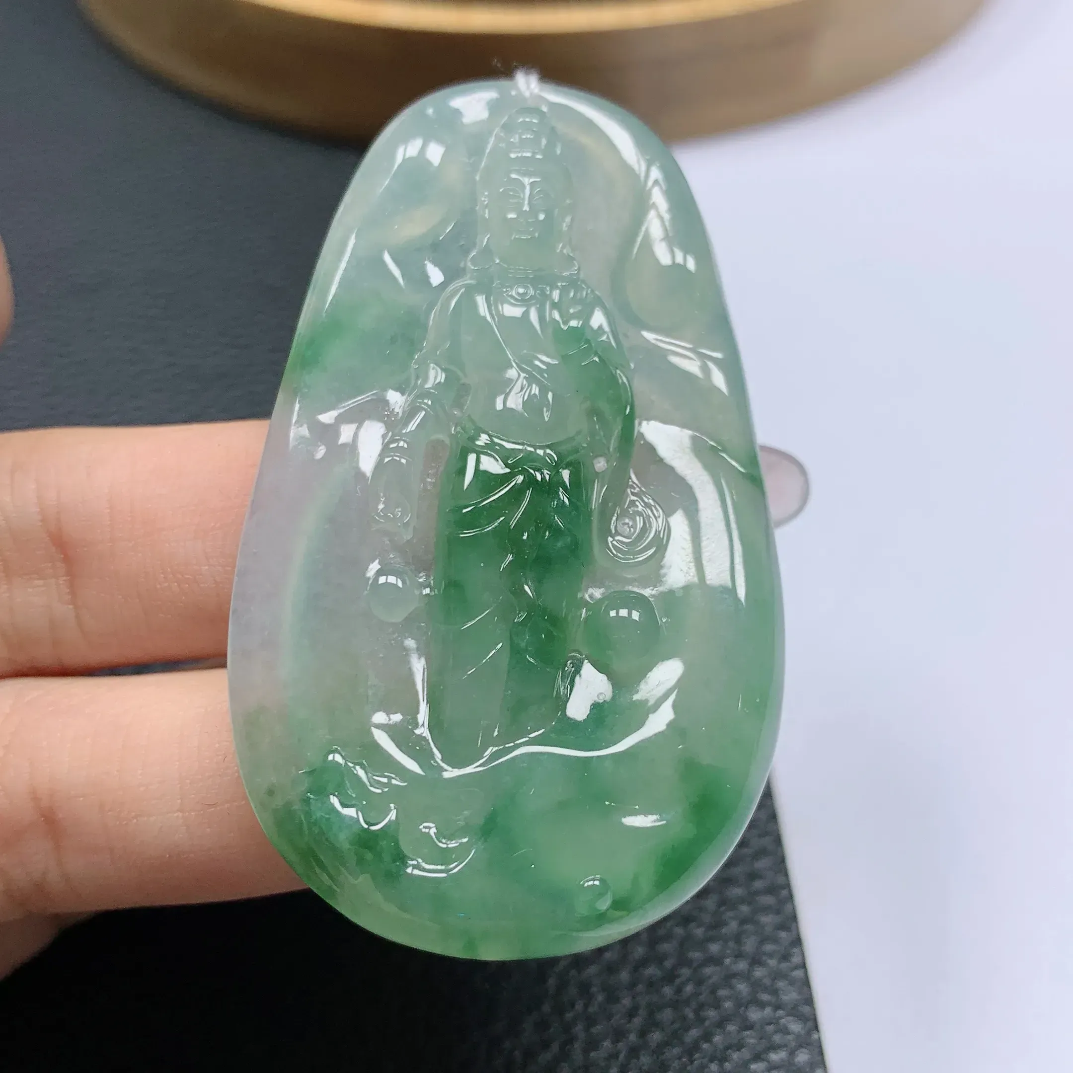 天然a货翡翠，水润飘绿观音挂件吊坠。玉质细腻，形体漂亮，色彩迷人，水润精致，佩戴效果好