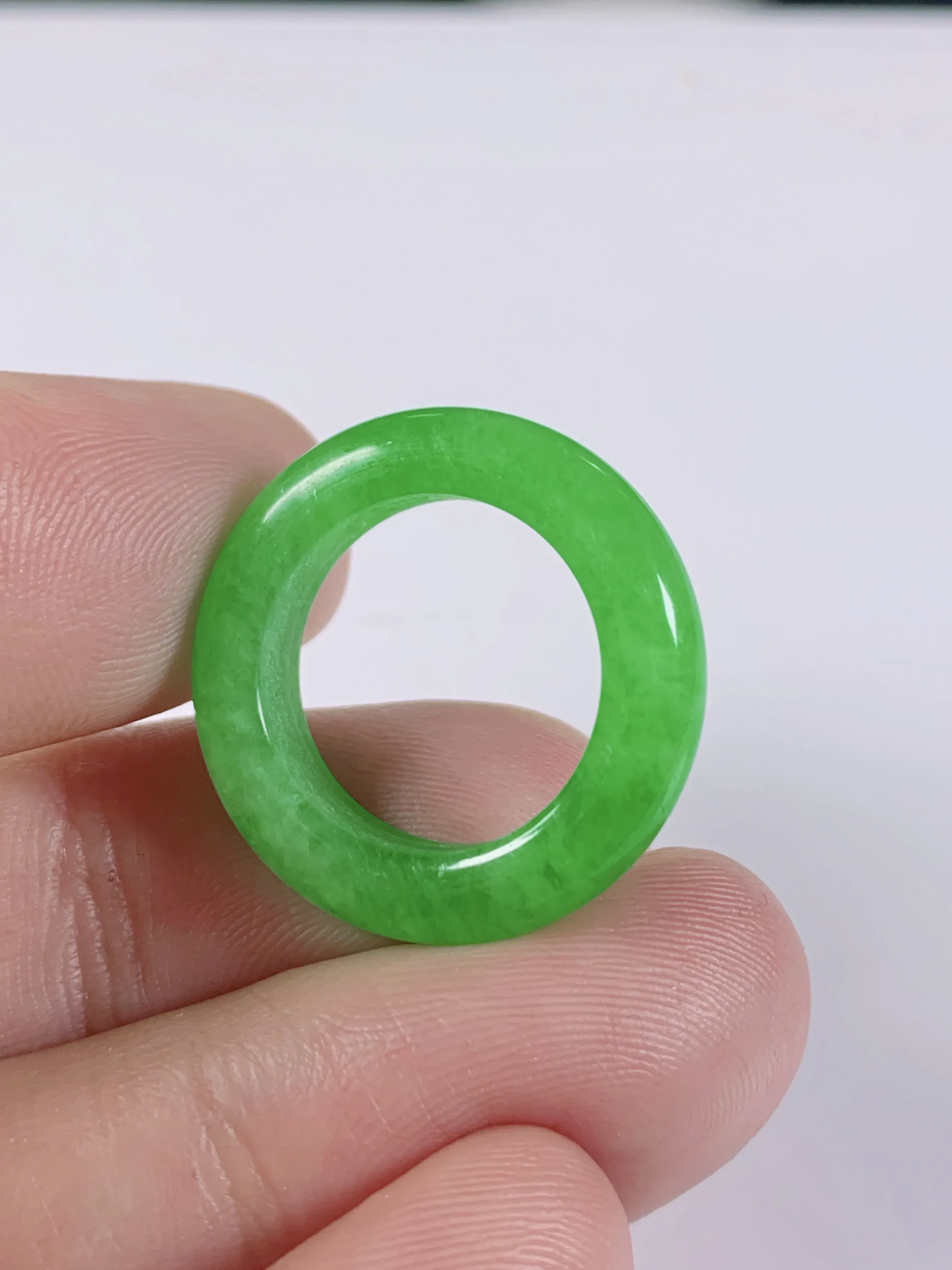 毛货冰种满绿辣阳绿指环，尺寸圈口16mm，宽厚5.8/4.2mm，重量：4.53g