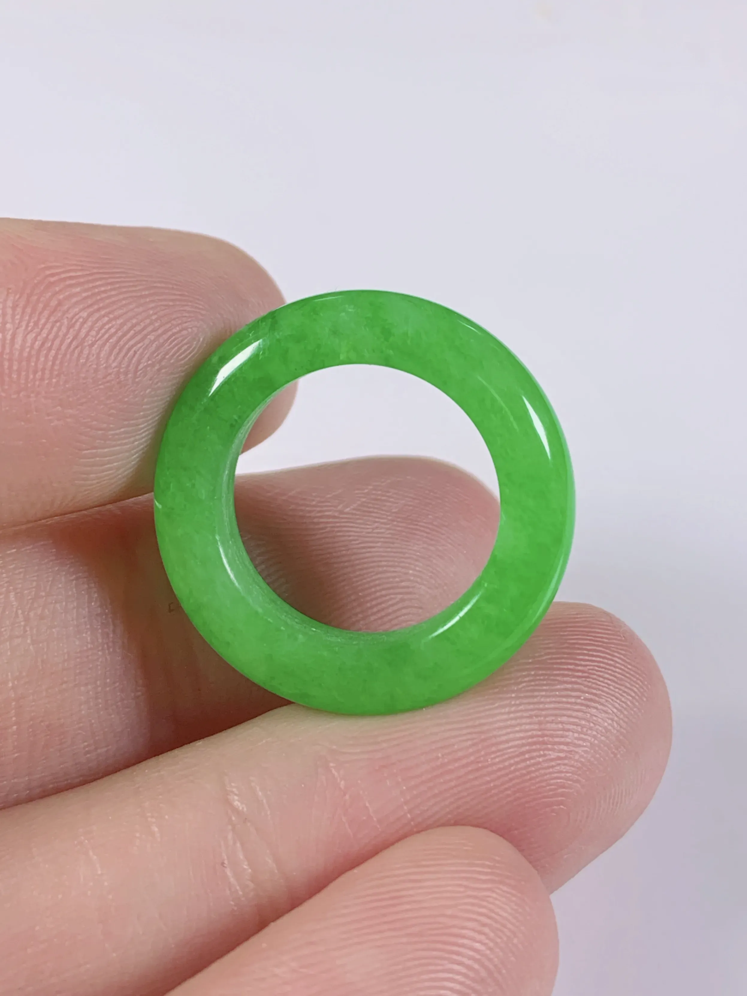 毛货冰种满绿辣阳绿指环，尺寸圈口16mm，宽厚5.8/4.2mm，重量：4.53g