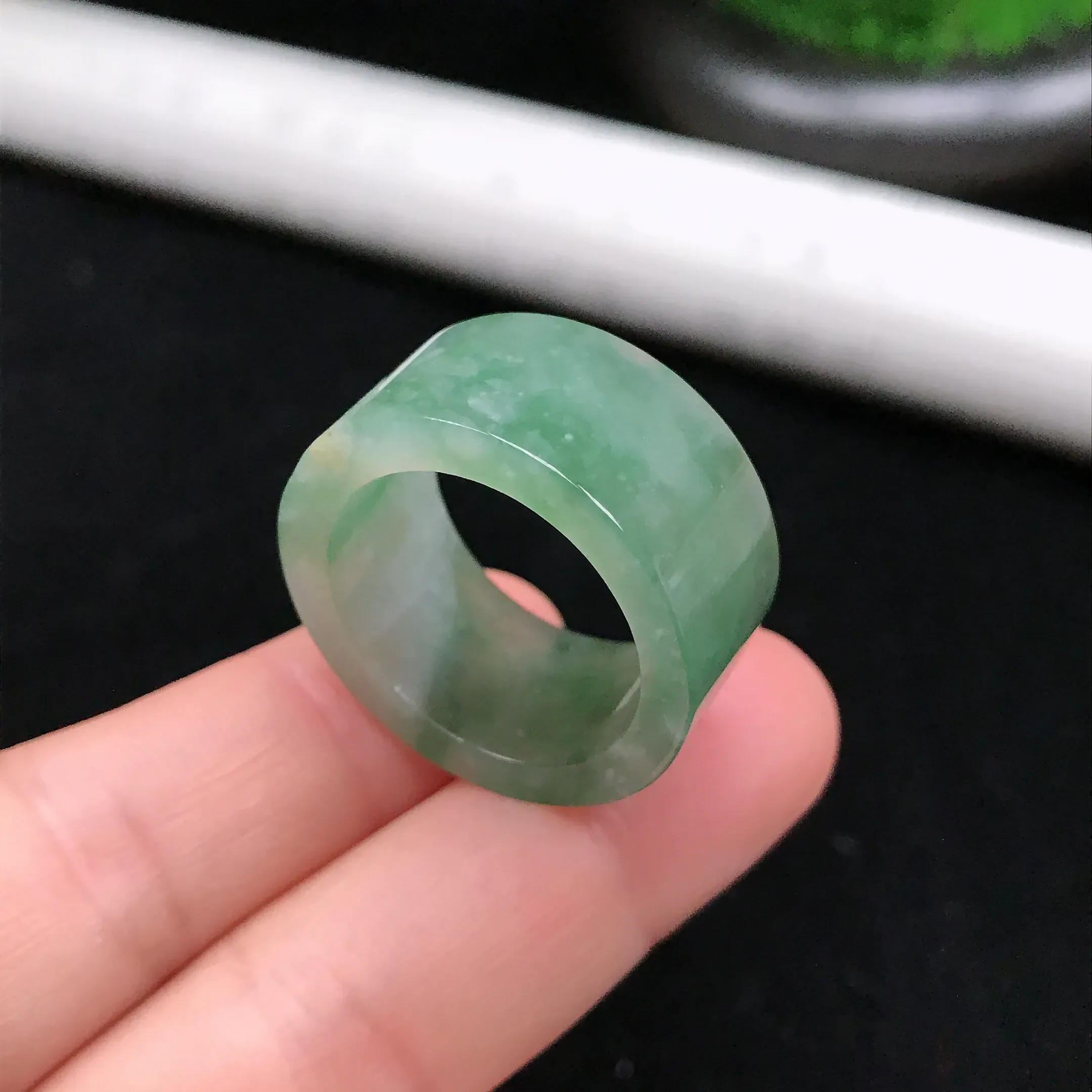戒圈26号，天然翡翠A货飘绿宽边扳指，料子细腻，佩戴效果佳，尺寸：21.1×12.7×3.8mm