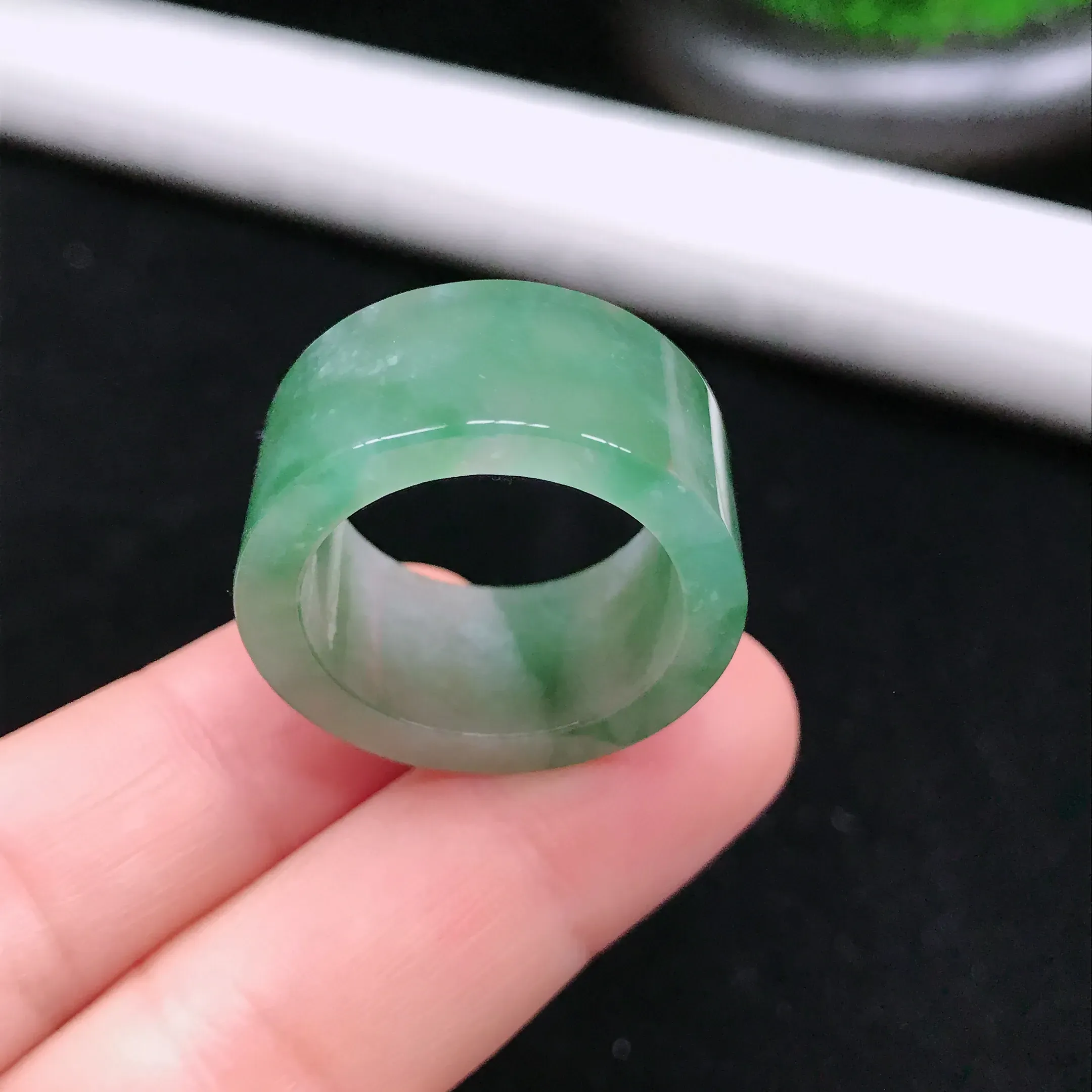 戒圈26号，天然翡翠A货飘绿宽边扳指，料子细腻，佩戴效果佳，尺寸：21.1×12.7×3.8mm