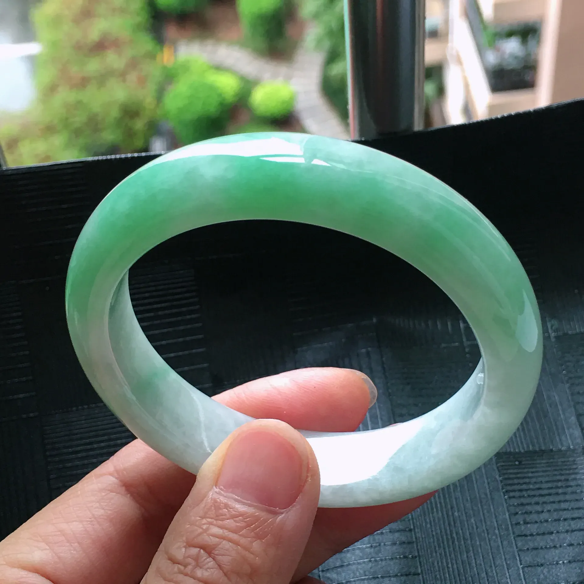 天然A货翡翠飘绿宽边正圈手镯圈口56.3mm种水好玉质细腻温润