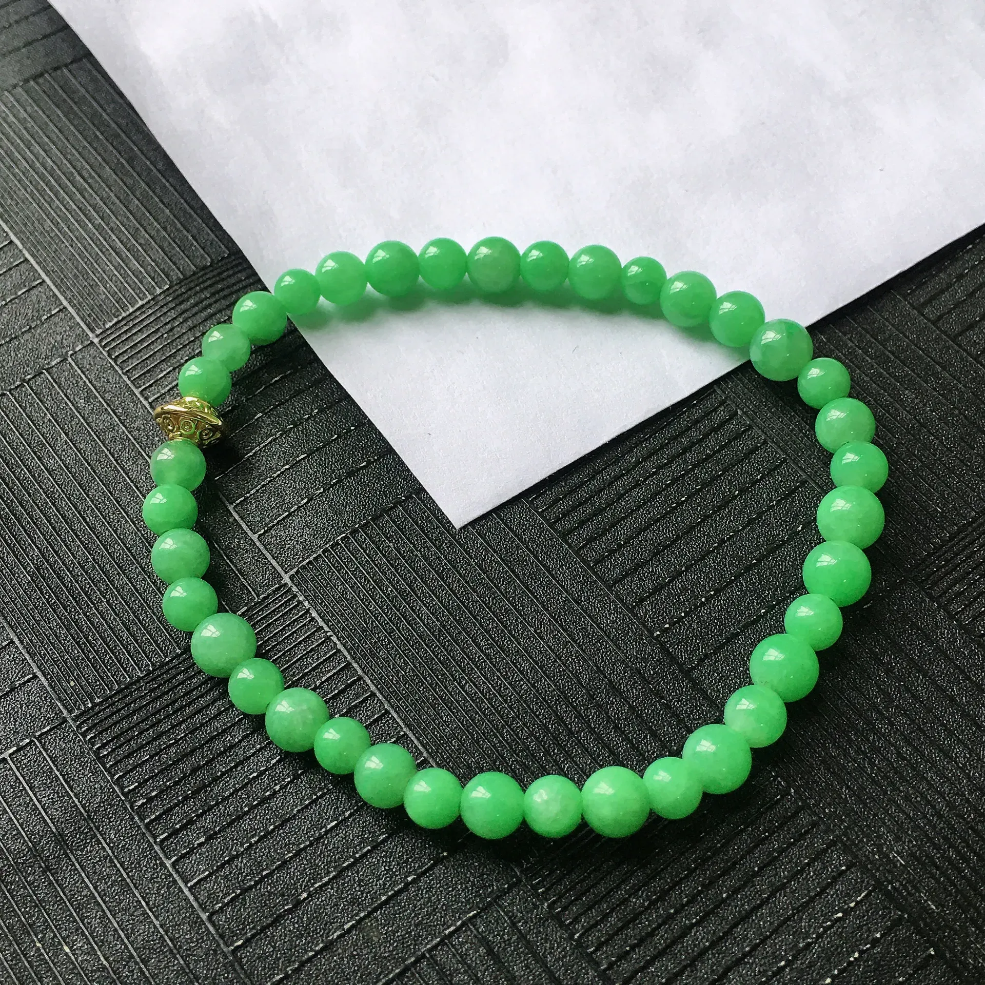 天然A货翡翠满绿圆珠手链，种水好玉质细腻温润，颜色漂亮。尺寸：取大 5.4mm 取小 4.1mm