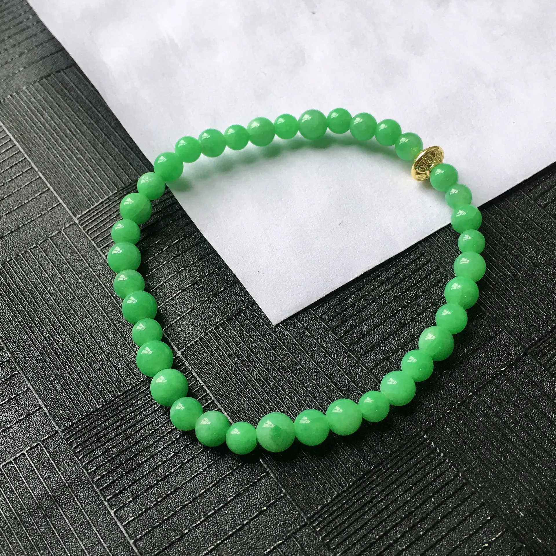 天然A货翡翠满绿圆珠手链，种水好玉质细腻温润，颜色漂亮。尺寸：取大 5.4mm 取小 4.1mm