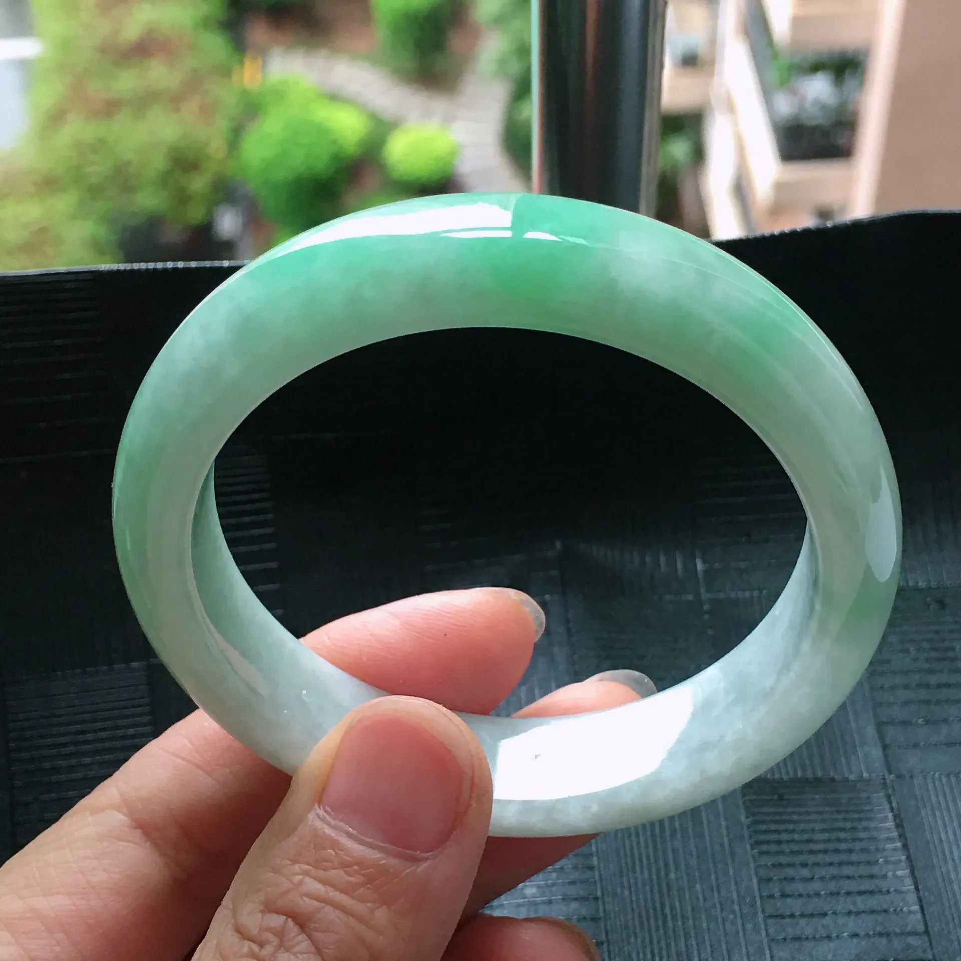 天然A货翡翠飘绿宽边正圈手镯圈口56.3mm种水好玉质细腻温润