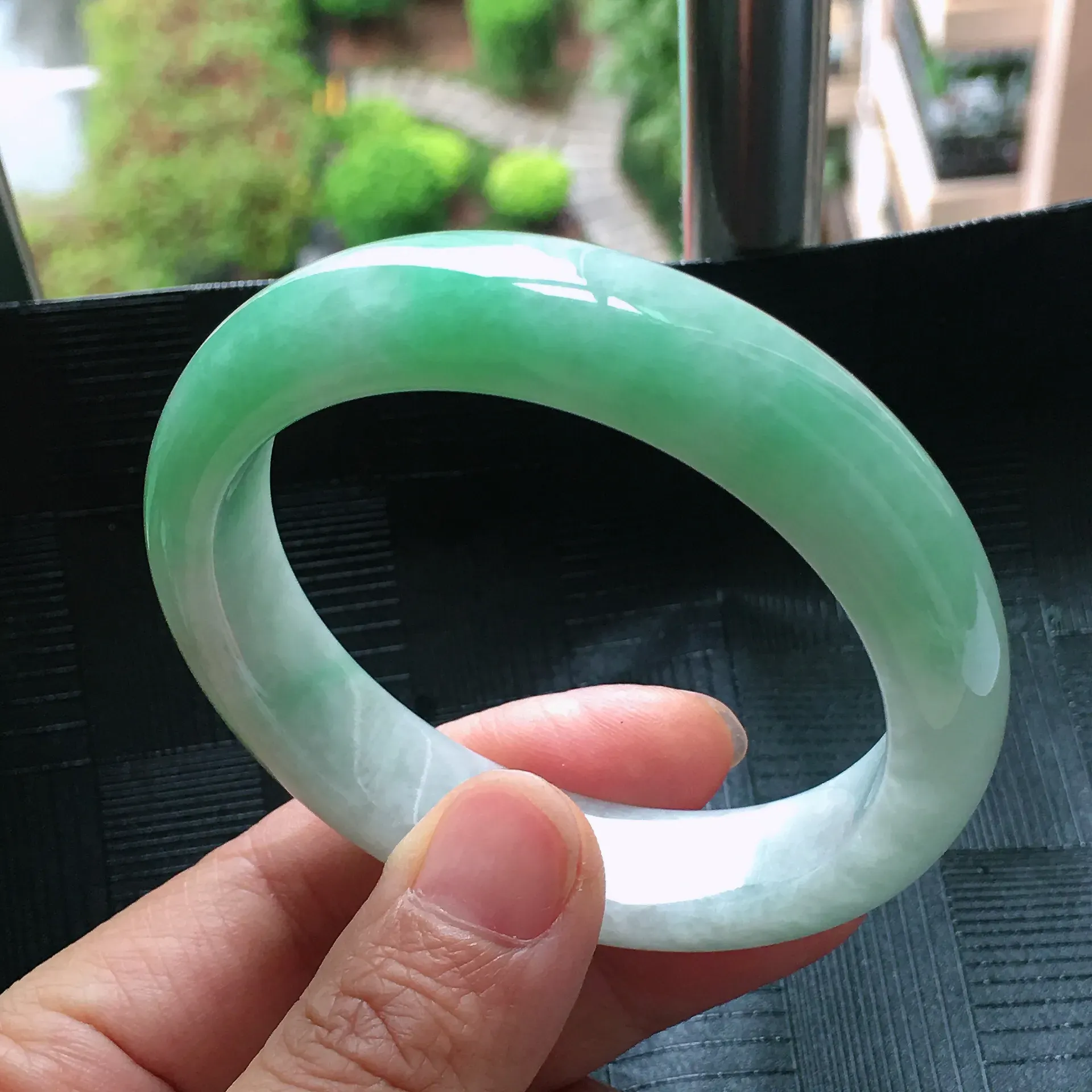 天然A货翡翠飘绿宽边正圈手镯圈口56.3mm种水好玉质细腻温润