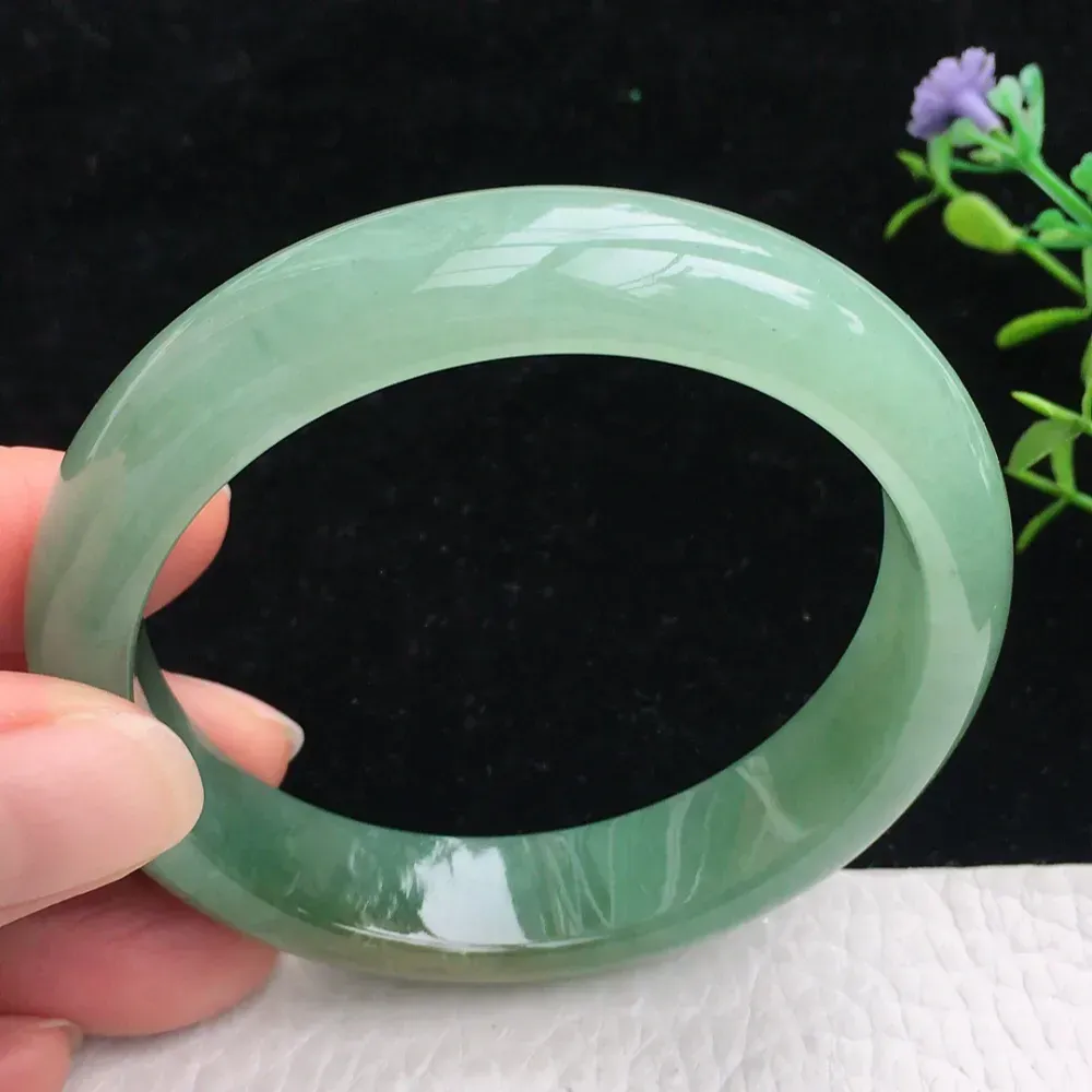 自然光拍摄，精美双彩胶感56mm宽边玉镯 翡翠福镯，种水足 玉质细腻 色泽鲜亮 端庄大气 佩戴优雅大方！zjf 尺寸:56*12.9*7.6mm