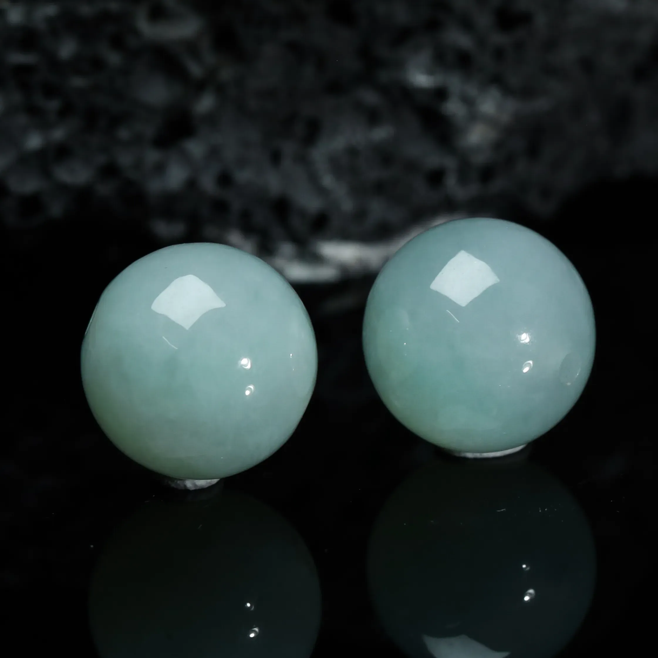 推荐浅绿圆珠翡翠裸石，色泽淡雅，质地细腻，佩戴上身高贵优雅。其一尺寸14mm