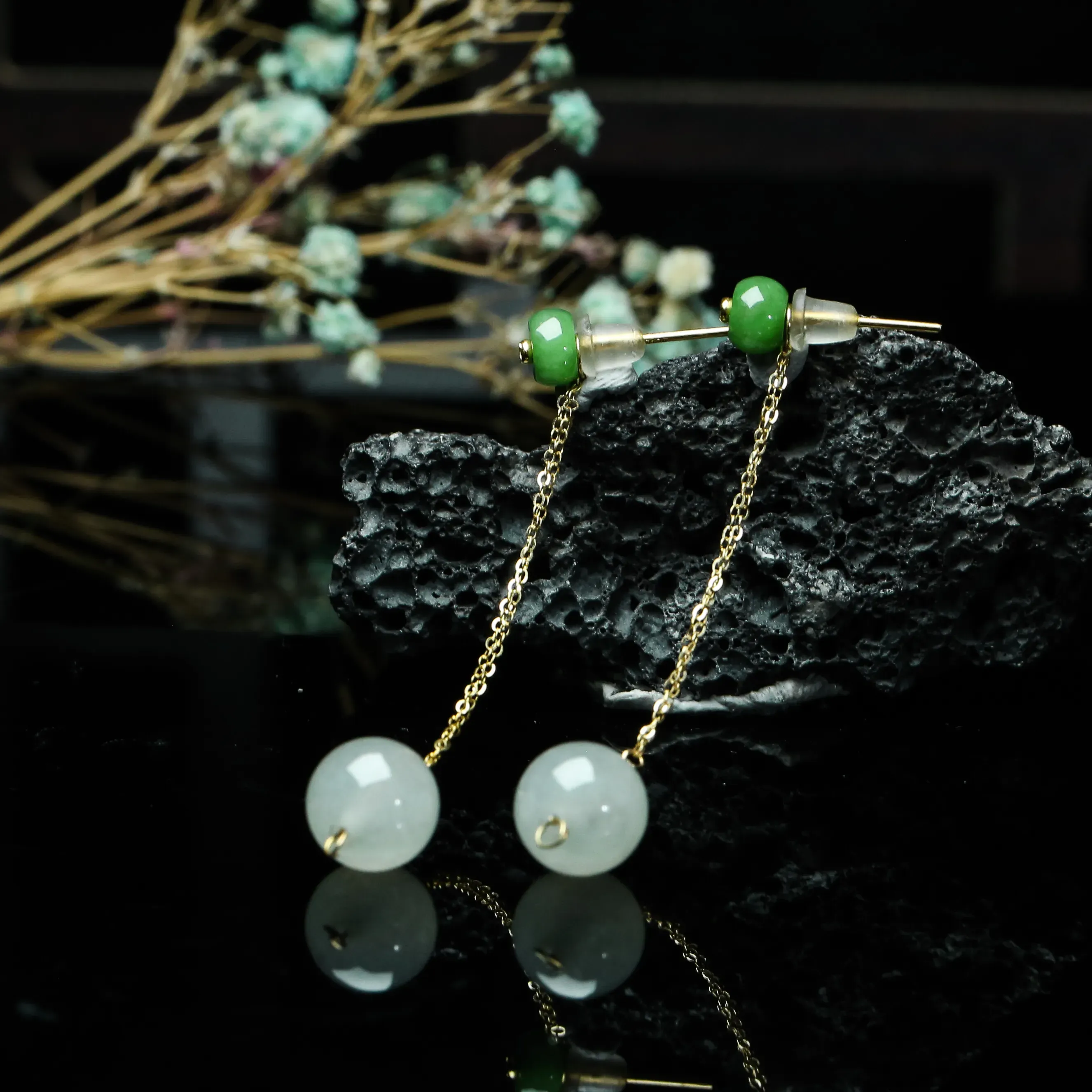 18K金镶嵌圆珠翡翠耳坠，玉质莹润，色泽清爽，佩戴效果高贵优雅，尺寸直径8.9mm。