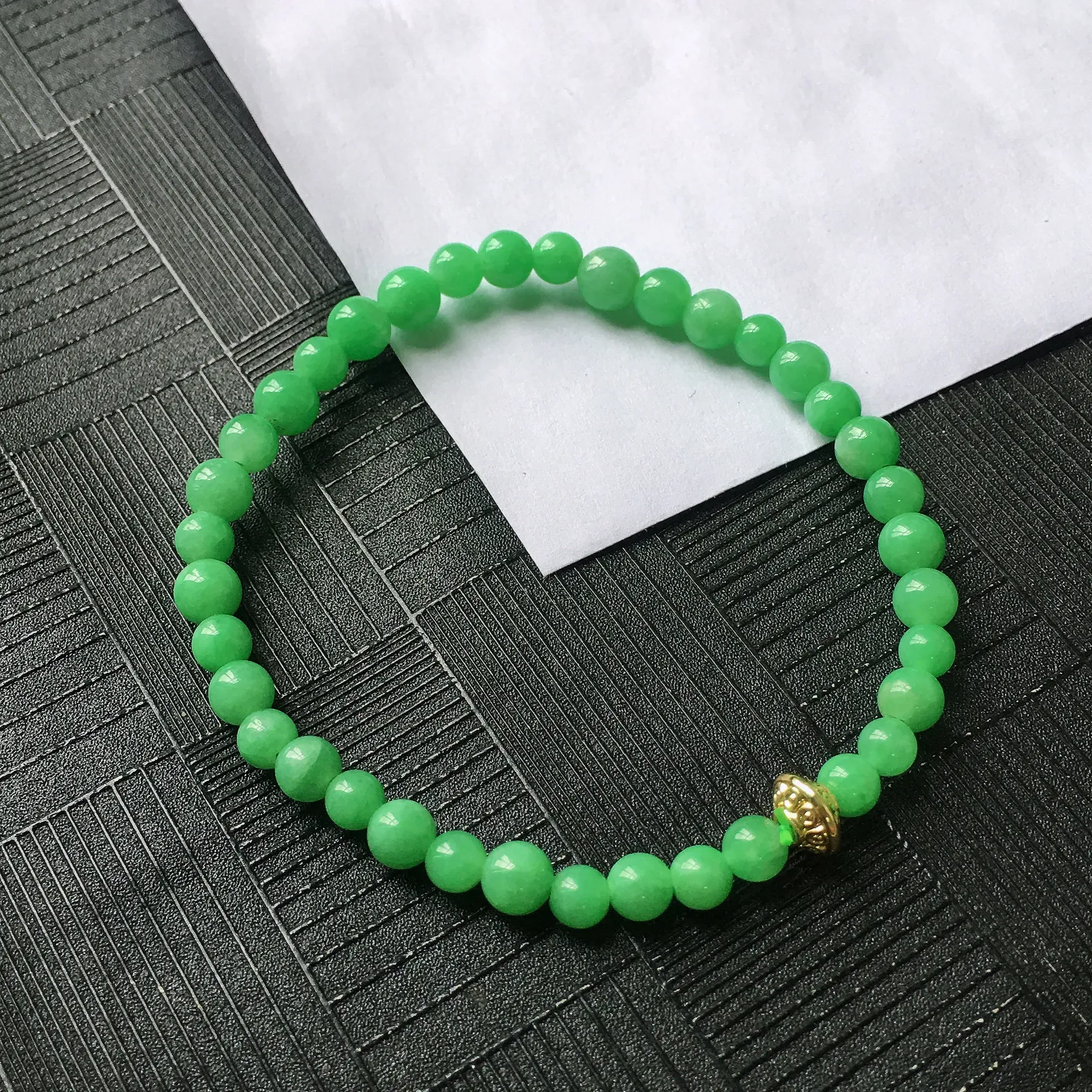 天然A货翡翠满绿圆珠手链，种水好玉质细腻温润，颜色漂亮。尺寸：取大 5.4mm 取小 4.1mm