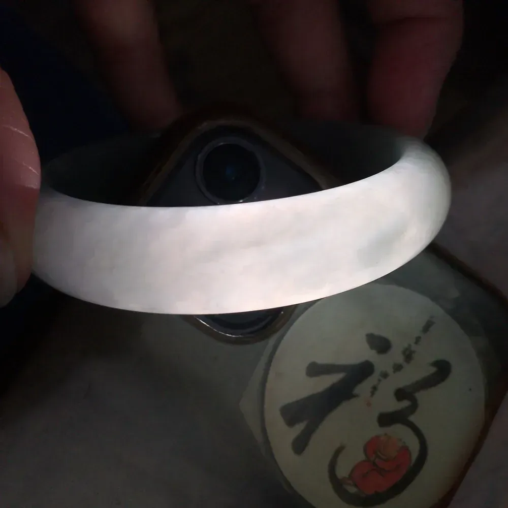 自然光拍摄，精美胶感淡雅57mm宽边玉镯 翡翠福镯，种水足 玉质细腻 色泽清新自然 端庄大气 佩戴优雅大方！zjf尺寸:57*14*7.7mm