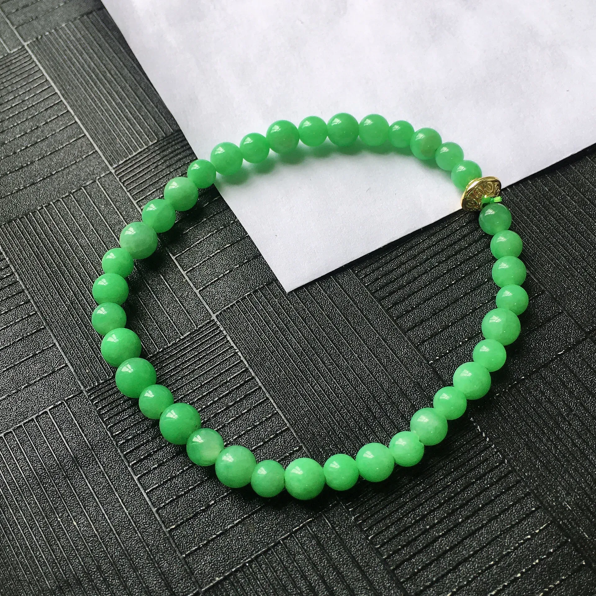 天然A货翡翠满绿圆珠手链，种水好玉质细腻温润，颜色漂亮。尺寸：取大 5.4mm 取小 4.1mm