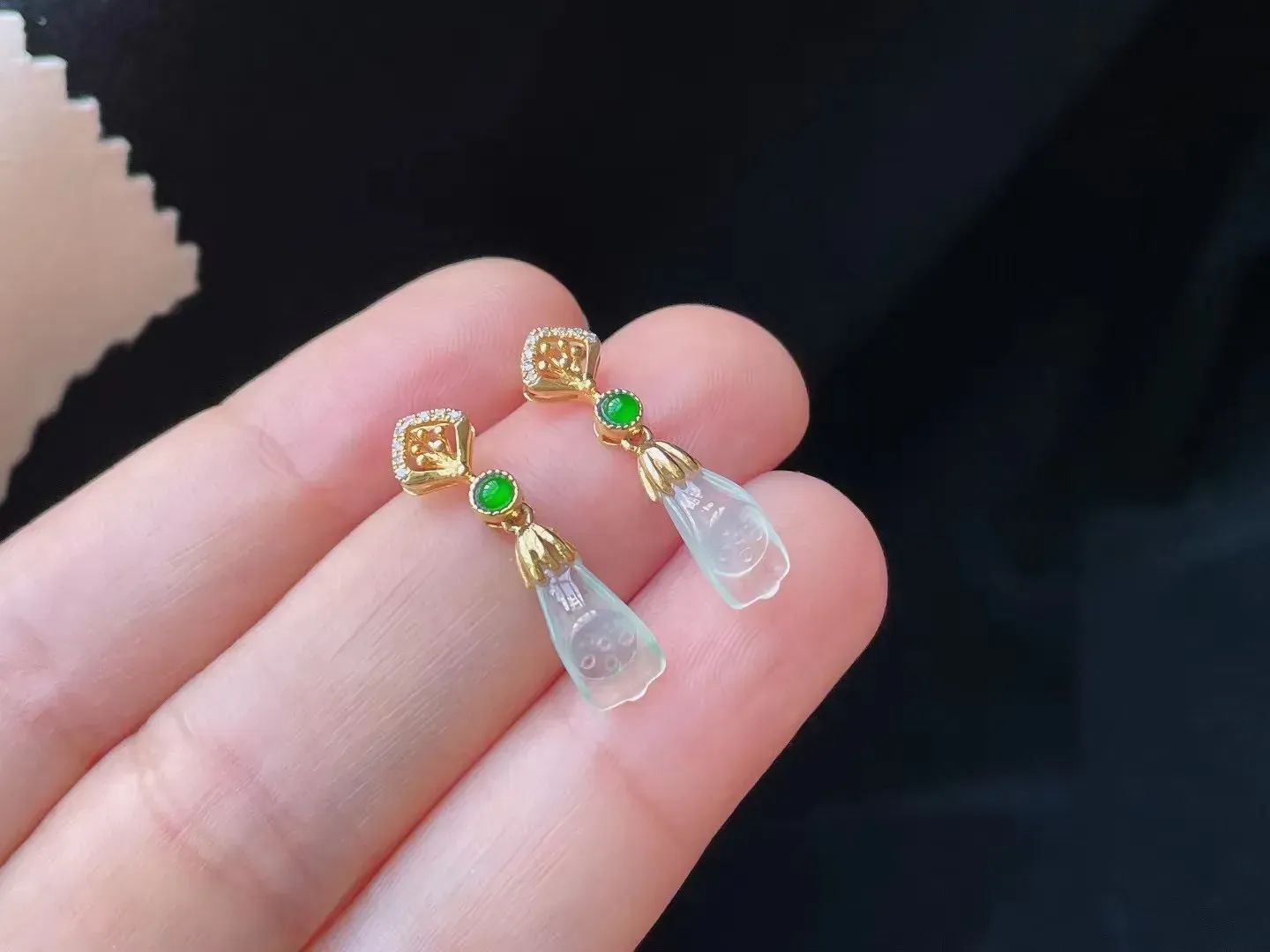 18K冰种荧光莲蓬耳坠 
种好冰透 玉质细腻 纯净清爽 款式简约时尚 精致亮丽