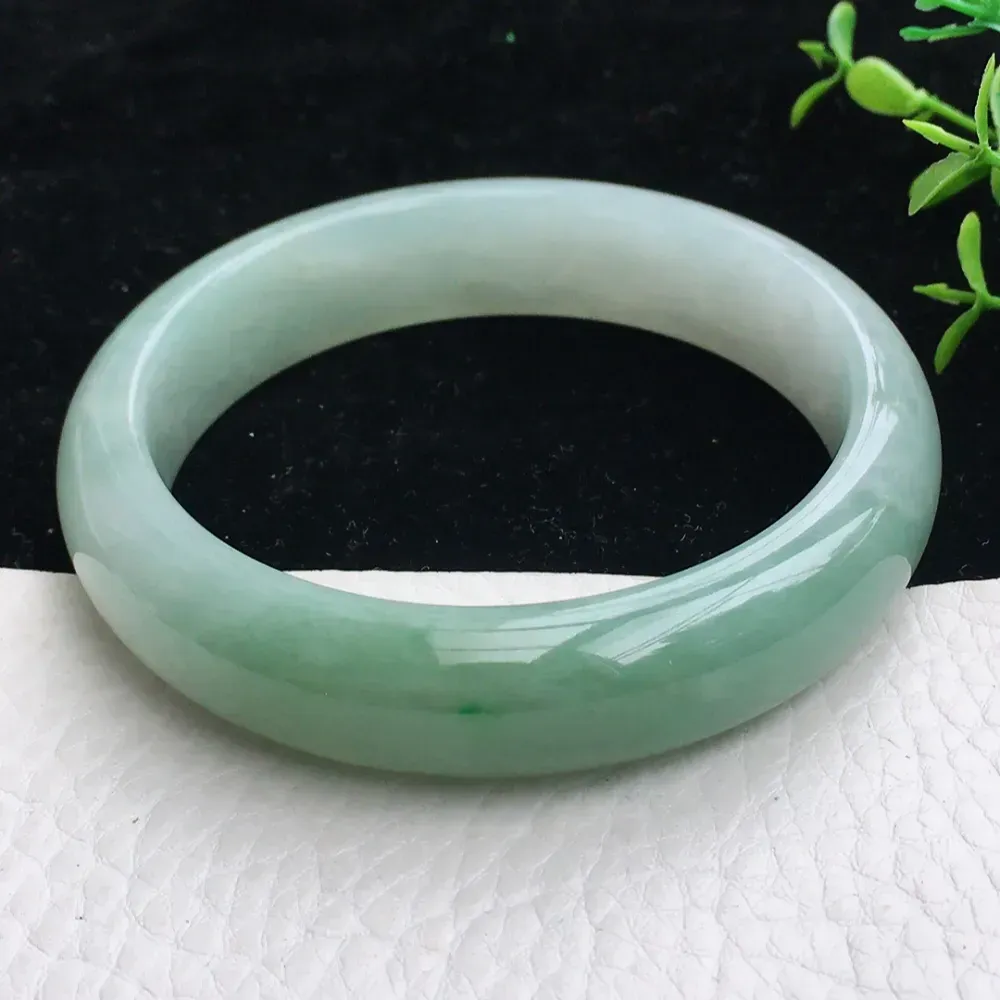 自然光拍摄，精美胶感淡雅57mm宽边玉镯 翡翠福镯，种水足 玉质细腻 色泽清新自然 端庄大气 佩戴优雅大方！zjf尺寸:57*14*7.7mm