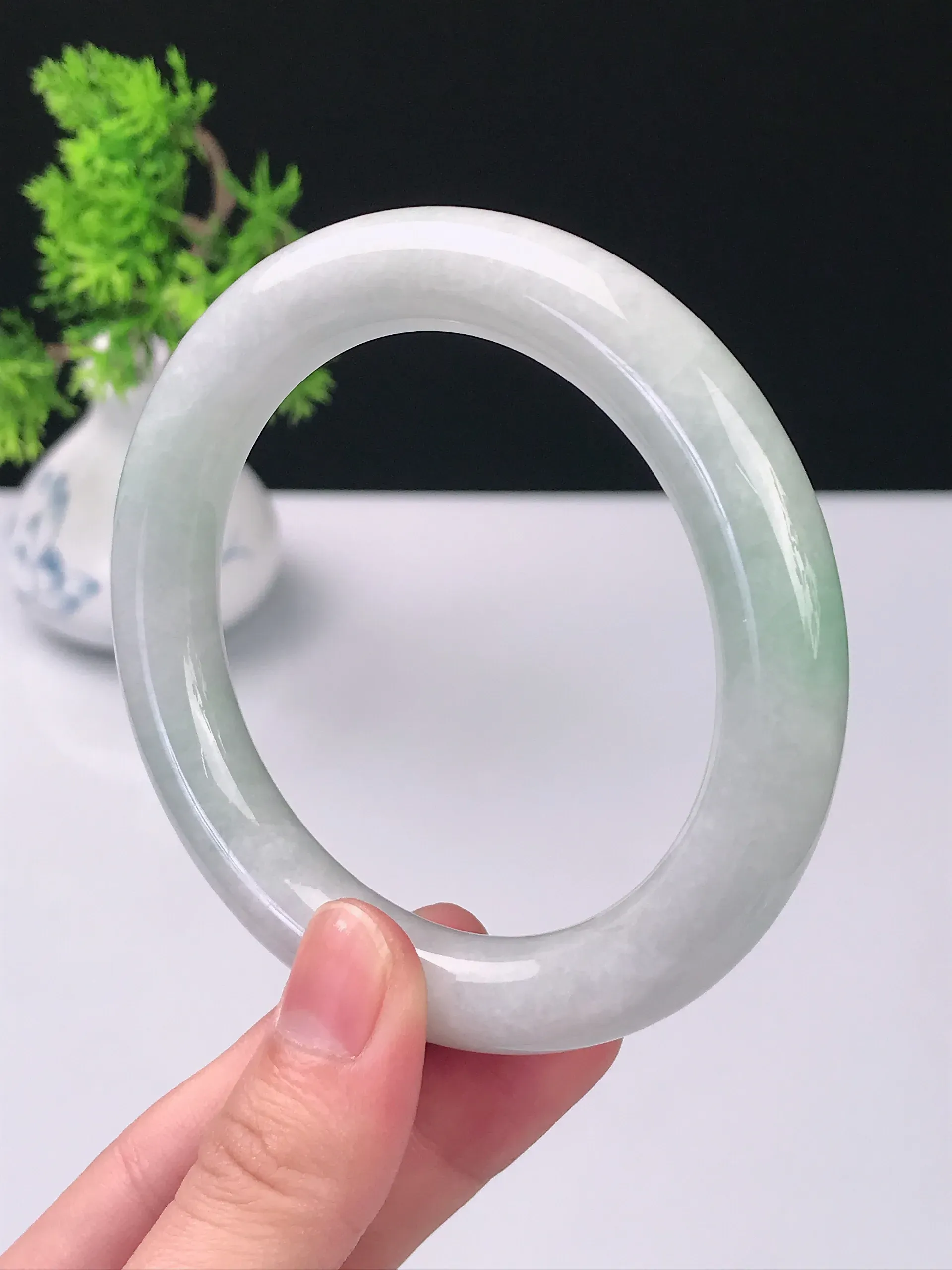 57圈口天然A货翡翠 老坑种冰润淡绿圆条手镯 尺寸：57.2*11mm 重量：65.55g 种好水足 雕工精致 佩戴效果佳