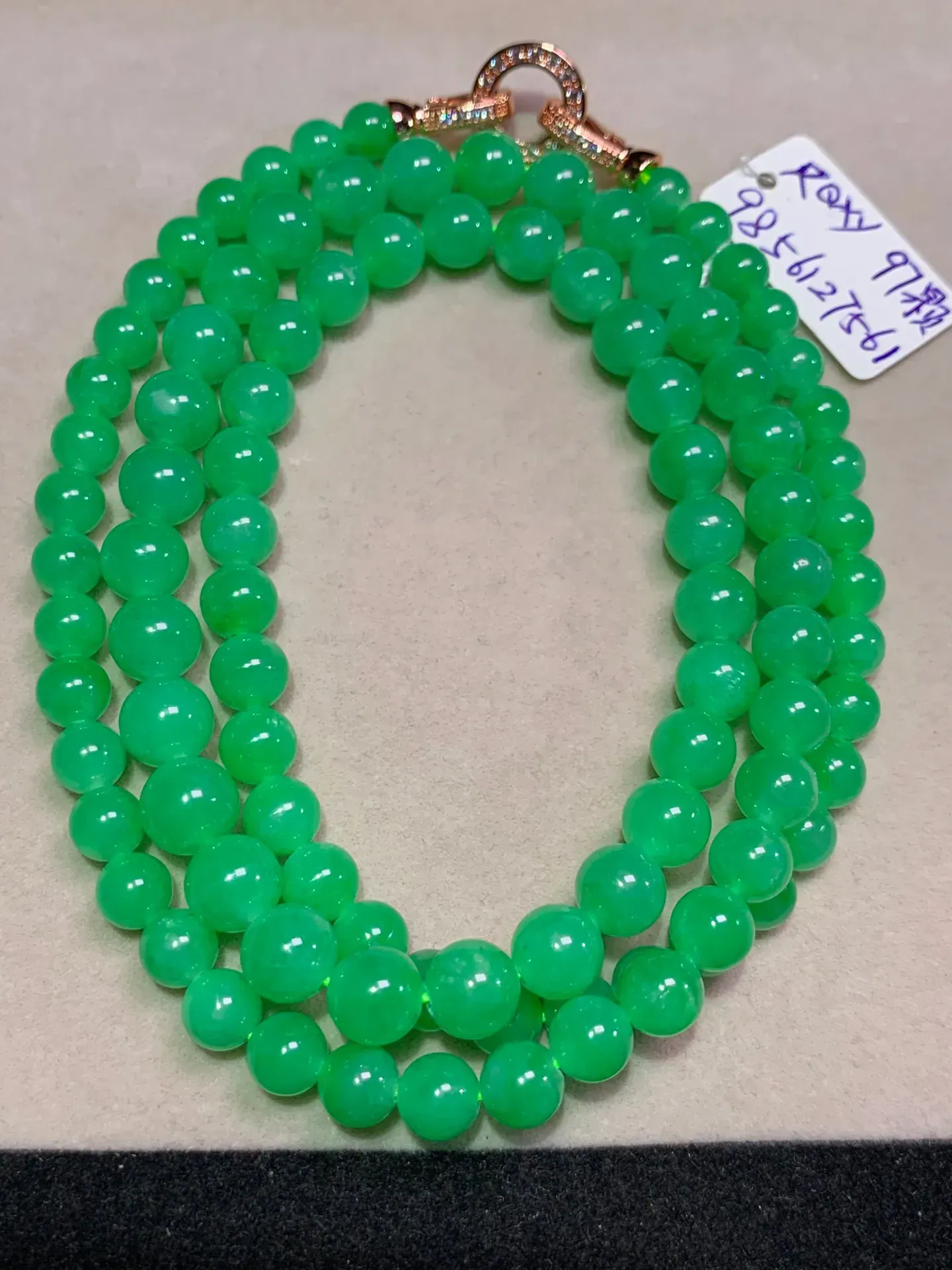甜绿塔珠项链，直径：大8.0   小5.6   97颗， 色泽艳丽 玉质水润  底色清爽 款式时尚  精致亮丽