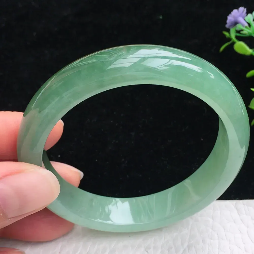 自然光拍摄，精美双彩胶感56mm宽边玉镯 翡翠福镯，种水足 玉质细腻 色泽鲜亮 端庄大气 佩戴优雅大方！zjf 尺寸:56*12.9*7.6mm