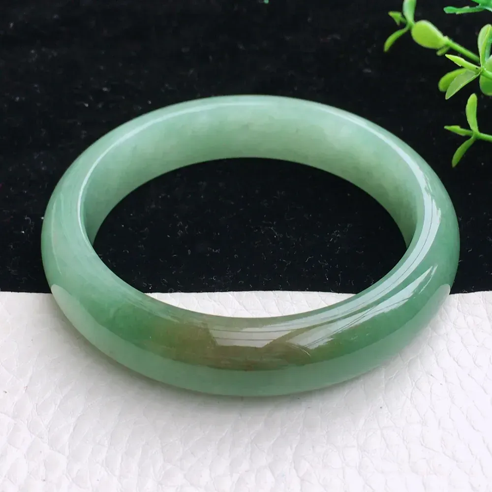 自然光拍摄，精美双彩胶感56mm宽边玉镯 翡翠福镯，种水足 玉质细腻 色泽鲜亮 端庄大气 佩戴优雅大方！zjf 尺寸:56*12.9*7.6mm