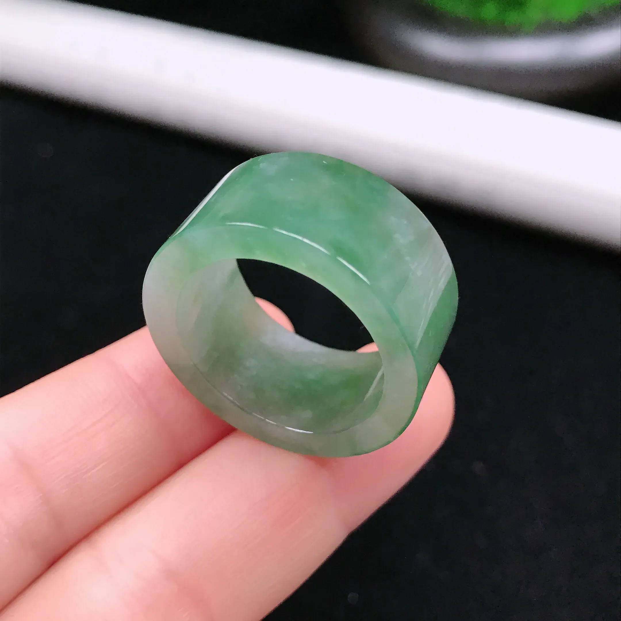 戒圈26号，天然翡翠A货飘绿宽边扳指，料子细腻，佩戴效果佳，尺寸：21.1×12.7×3.8mm