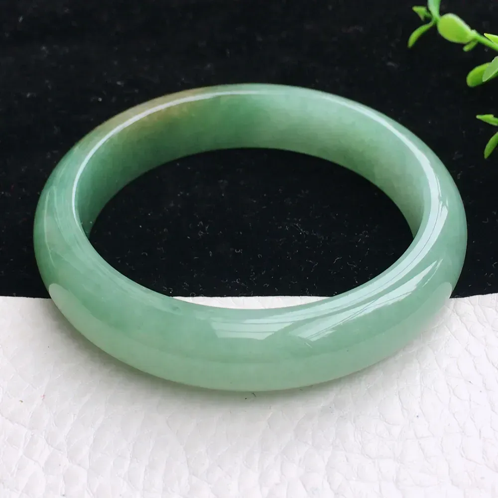 自然光拍摄，精美双彩胶感56mm宽边玉镯 翡翠福镯，种水足 玉质细腻 色泽鲜亮 端庄大气 佩戴优雅大方！zjf 尺寸:56*12.9*7.6mm
