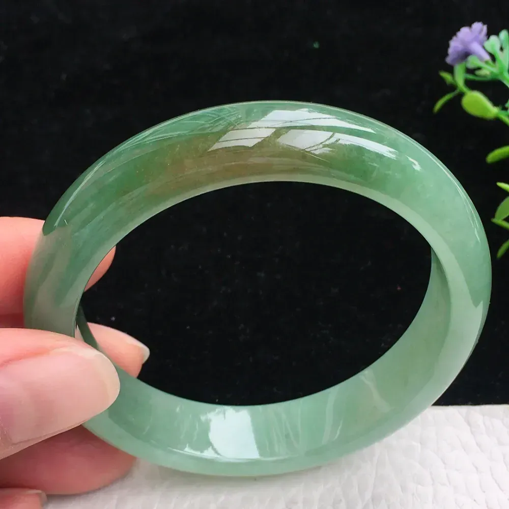 自然光拍摄，精美双彩胶感56mm宽边玉镯 翡翠福镯，种水足 玉质细腻 色泽鲜亮 端庄大气 佩戴优雅大方！zjf 尺寸:56*12.9*7.6mm