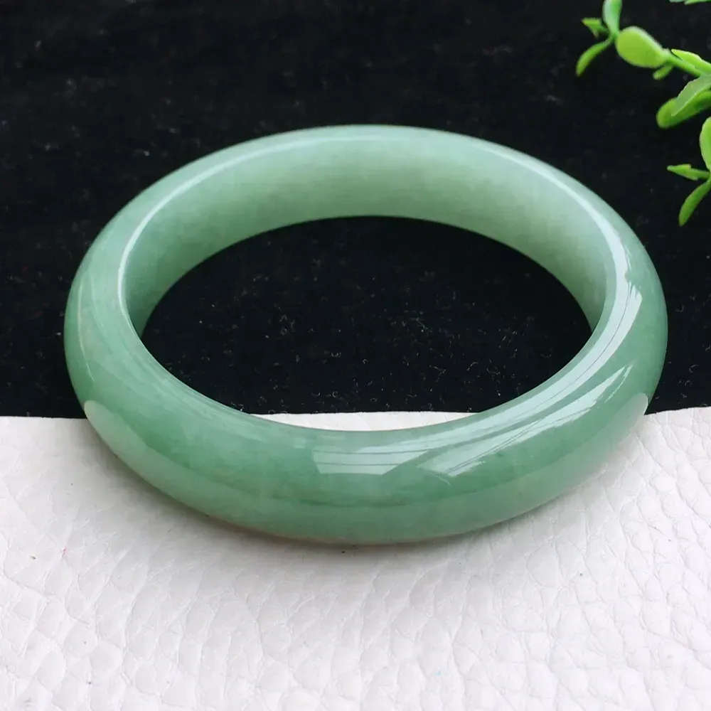 自然光拍摄，精美双彩胶感56mm宽边玉镯 翡翠福镯，种水足 玉质细腻 色泽鲜亮 端庄大气 佩戴优雅大方！zjf 尺寸:56*12.9*7.6mm